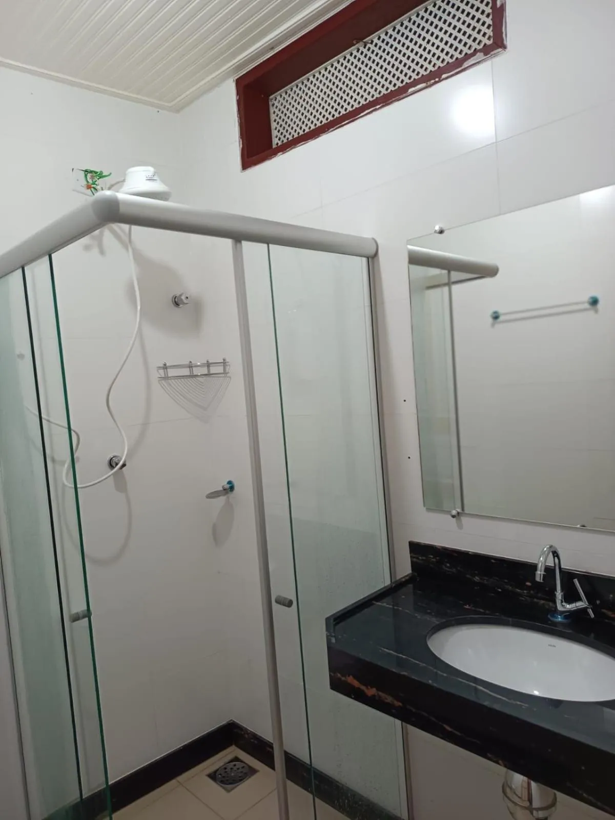 Shower in É Hostel
