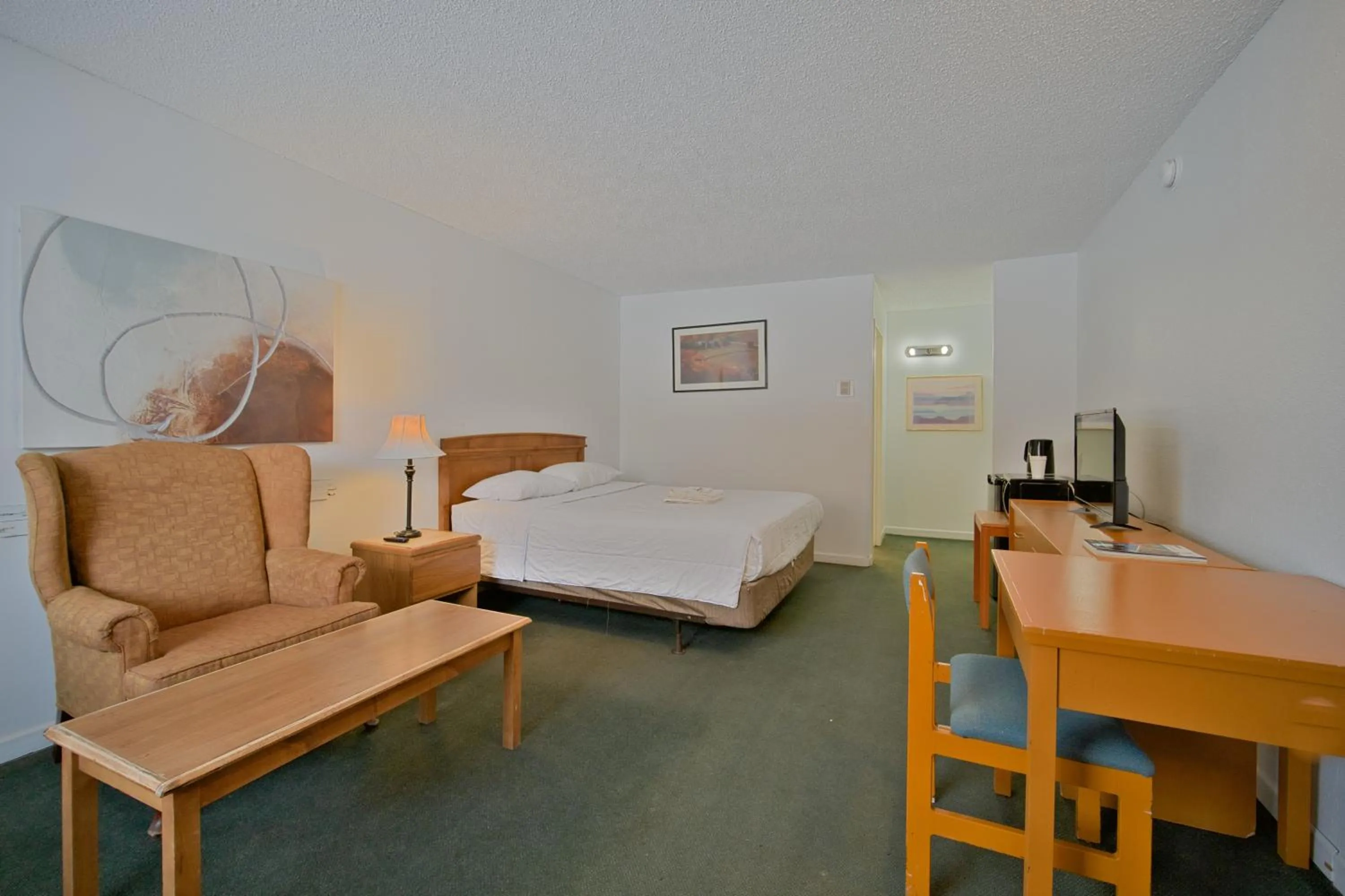 Photo of the whole room, Bed in Midtown Inn