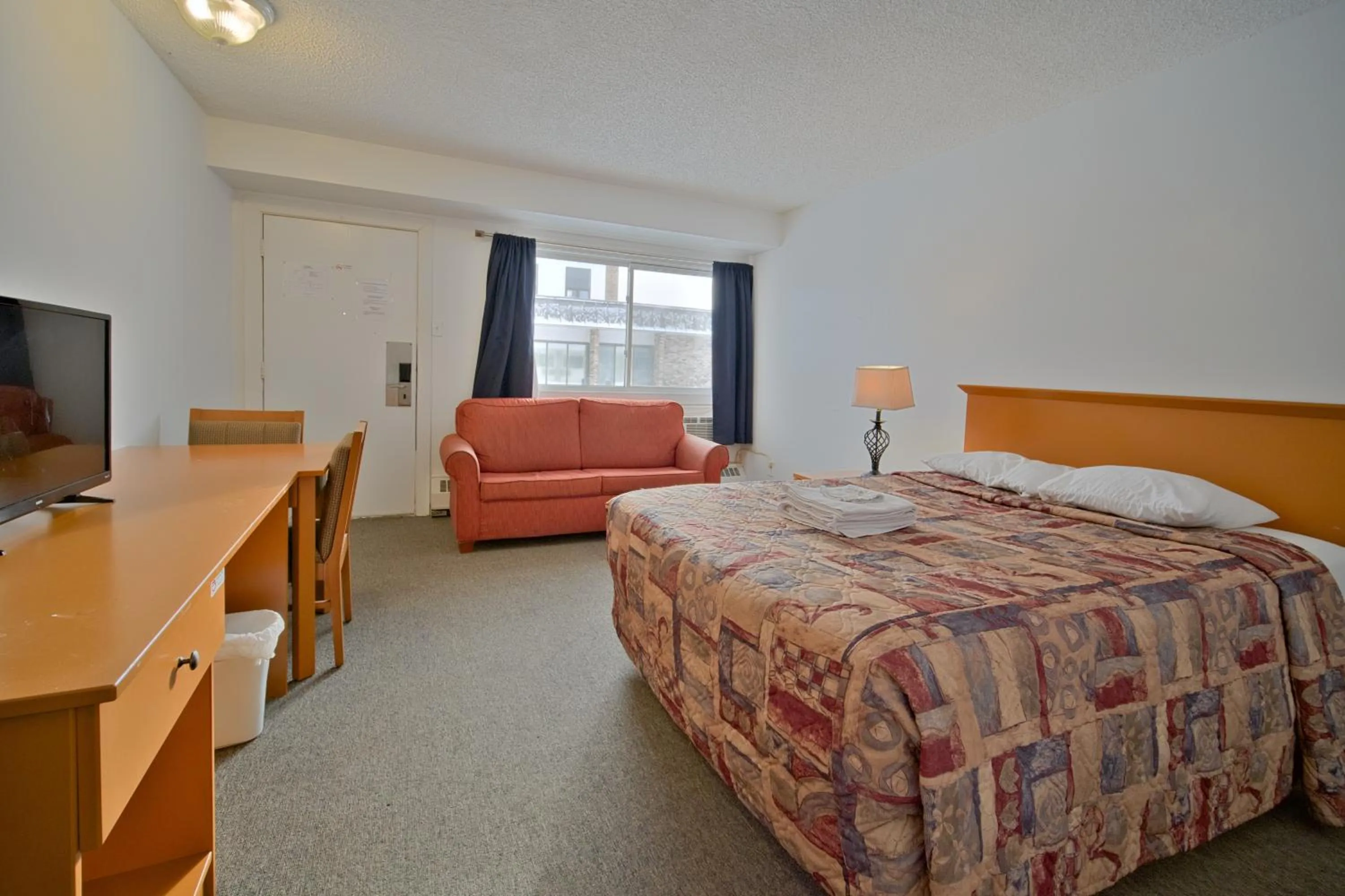 Photo of the whole room, Bed in Midtown Inn