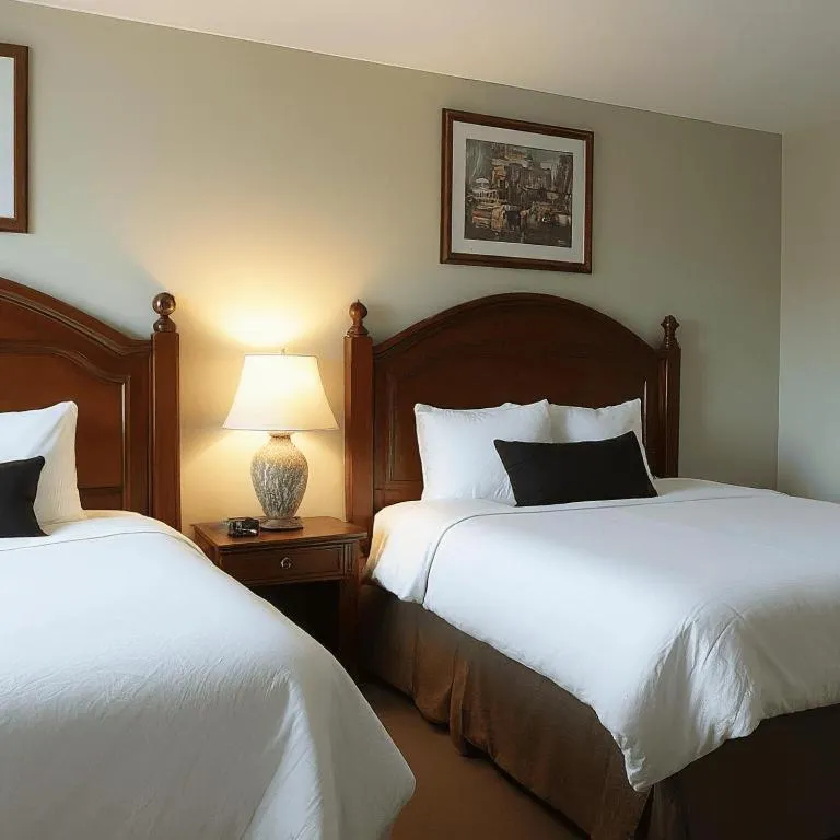 Bedroom, Bed in Midtown Inn