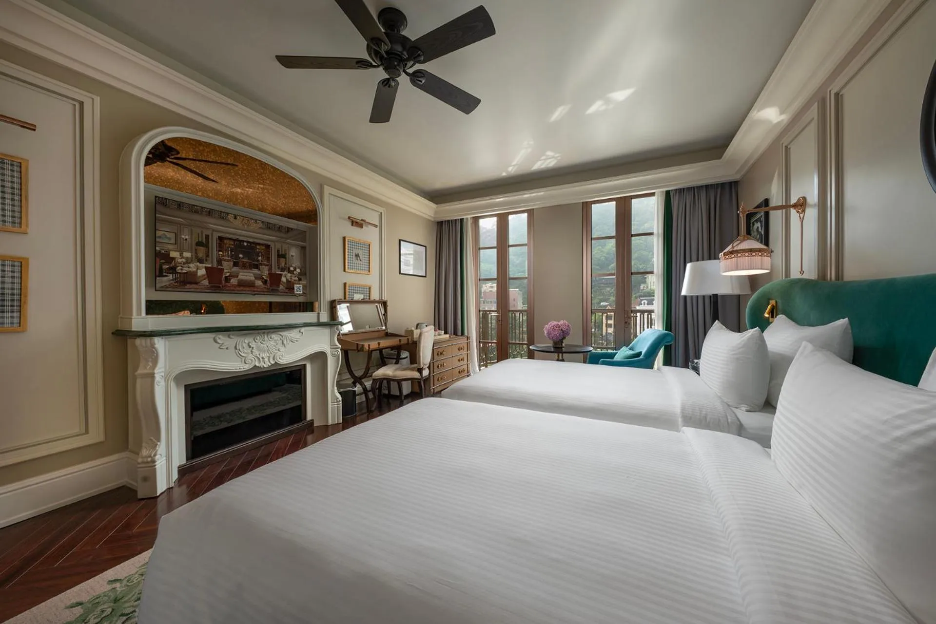 Bed in Hôtel de l'Amour Tam Đảo