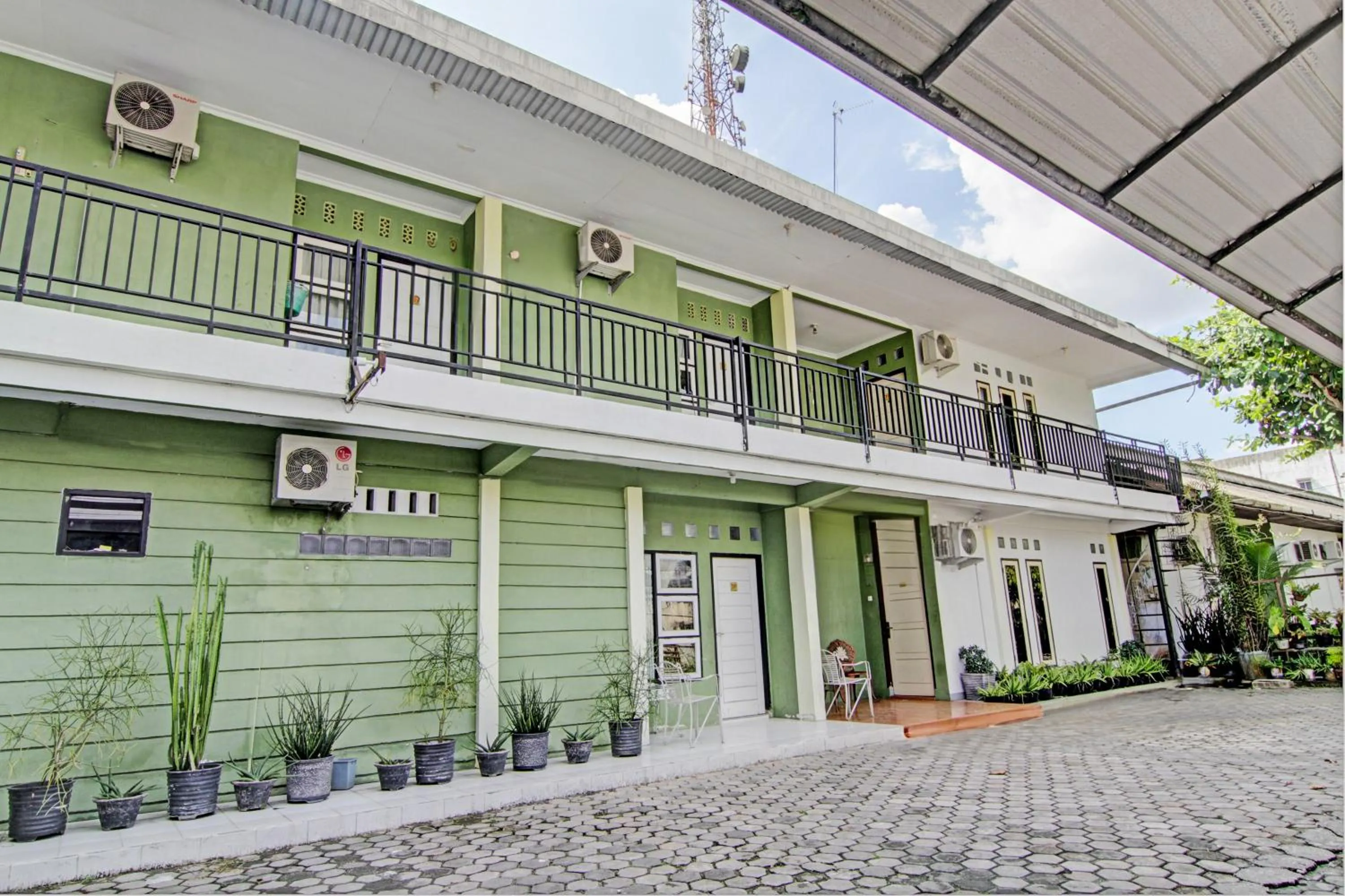 Facade/entrance in Hotel O Penginapan Budi SyariahNearTaman Amaryllis Pekanbaru