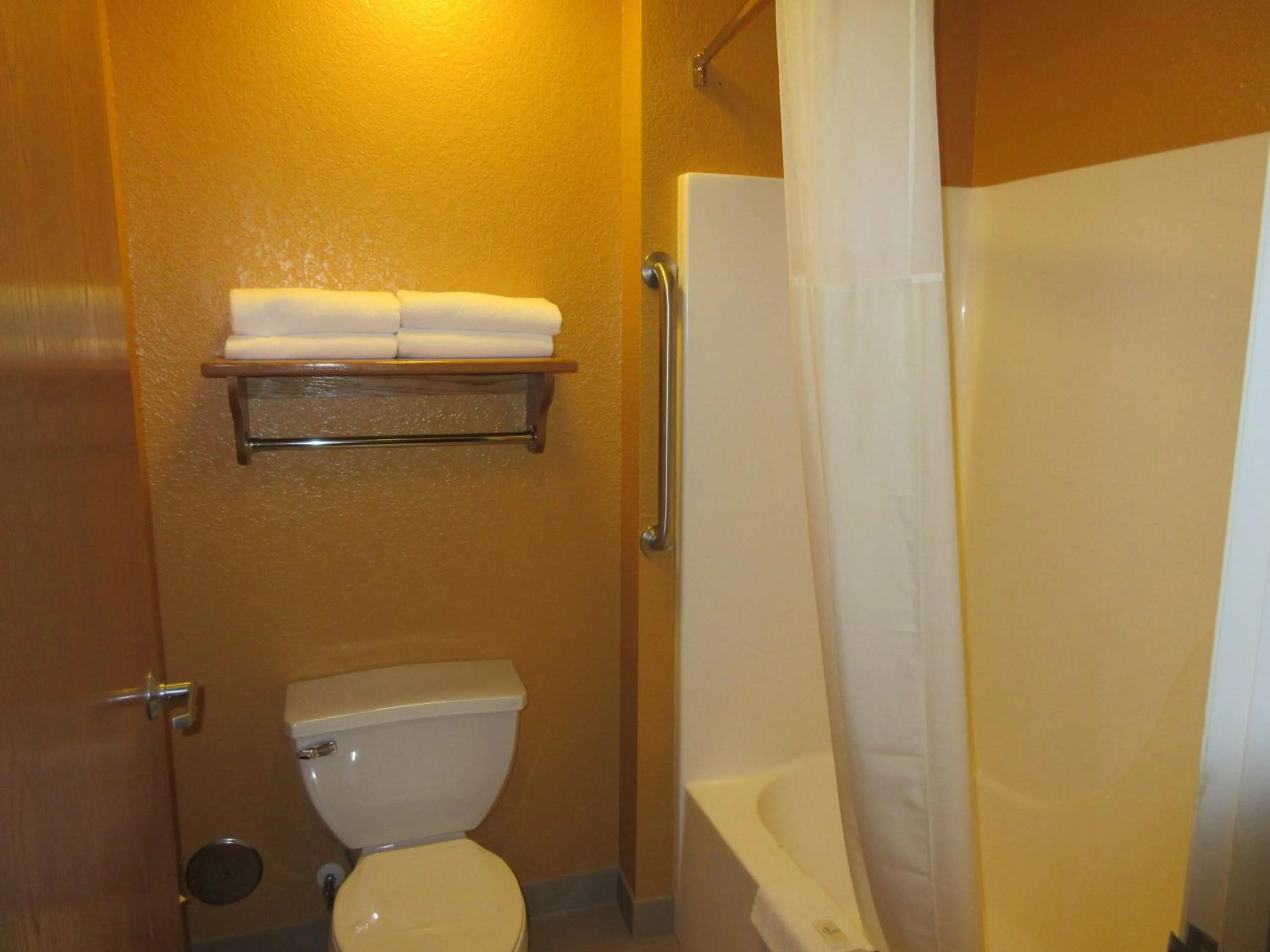 Bathroom in Parkfield Inn - Clinton