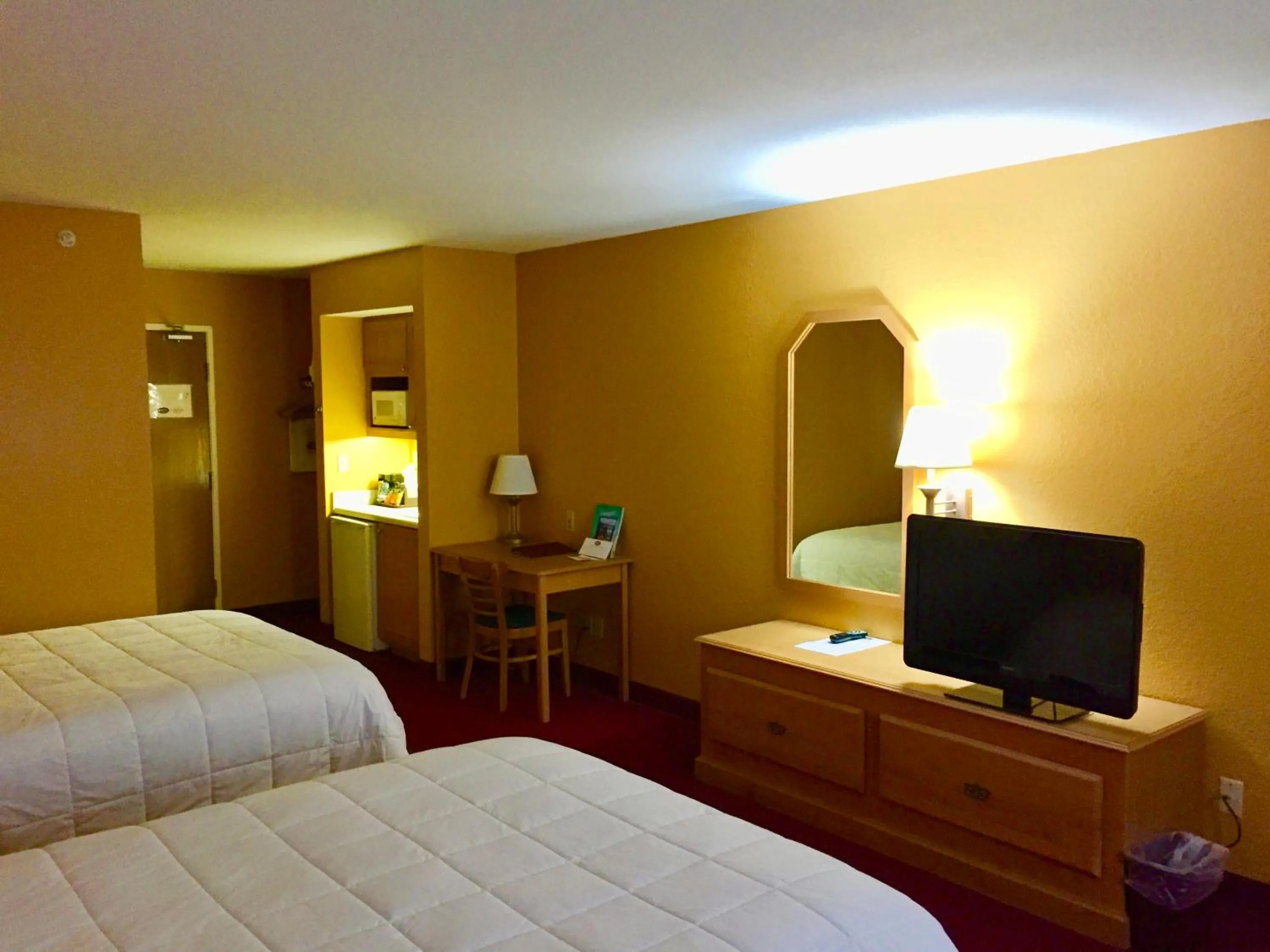 Bed in Parkfield Inn - Clinton