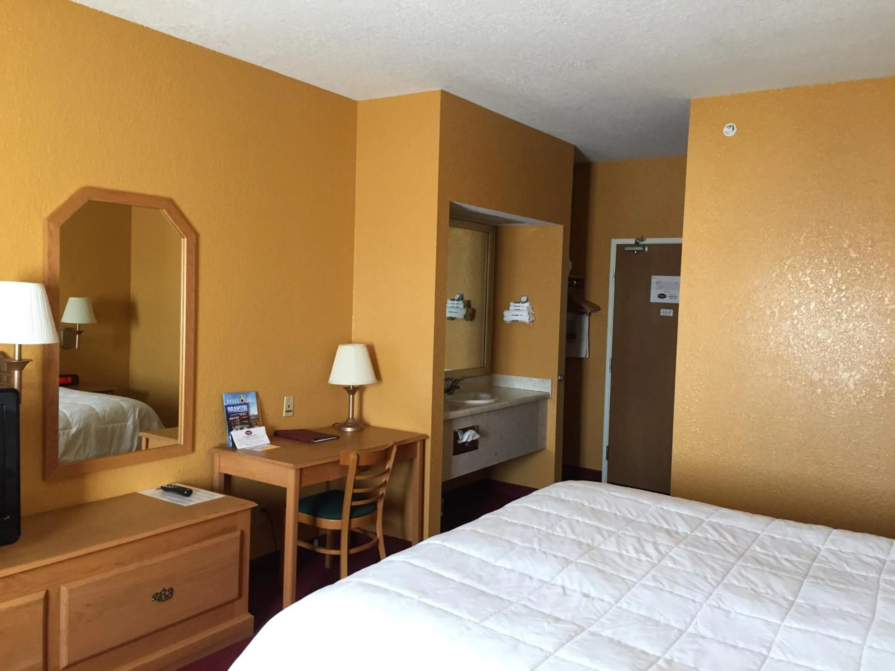 Bed in Parkfield Inn - Clinton