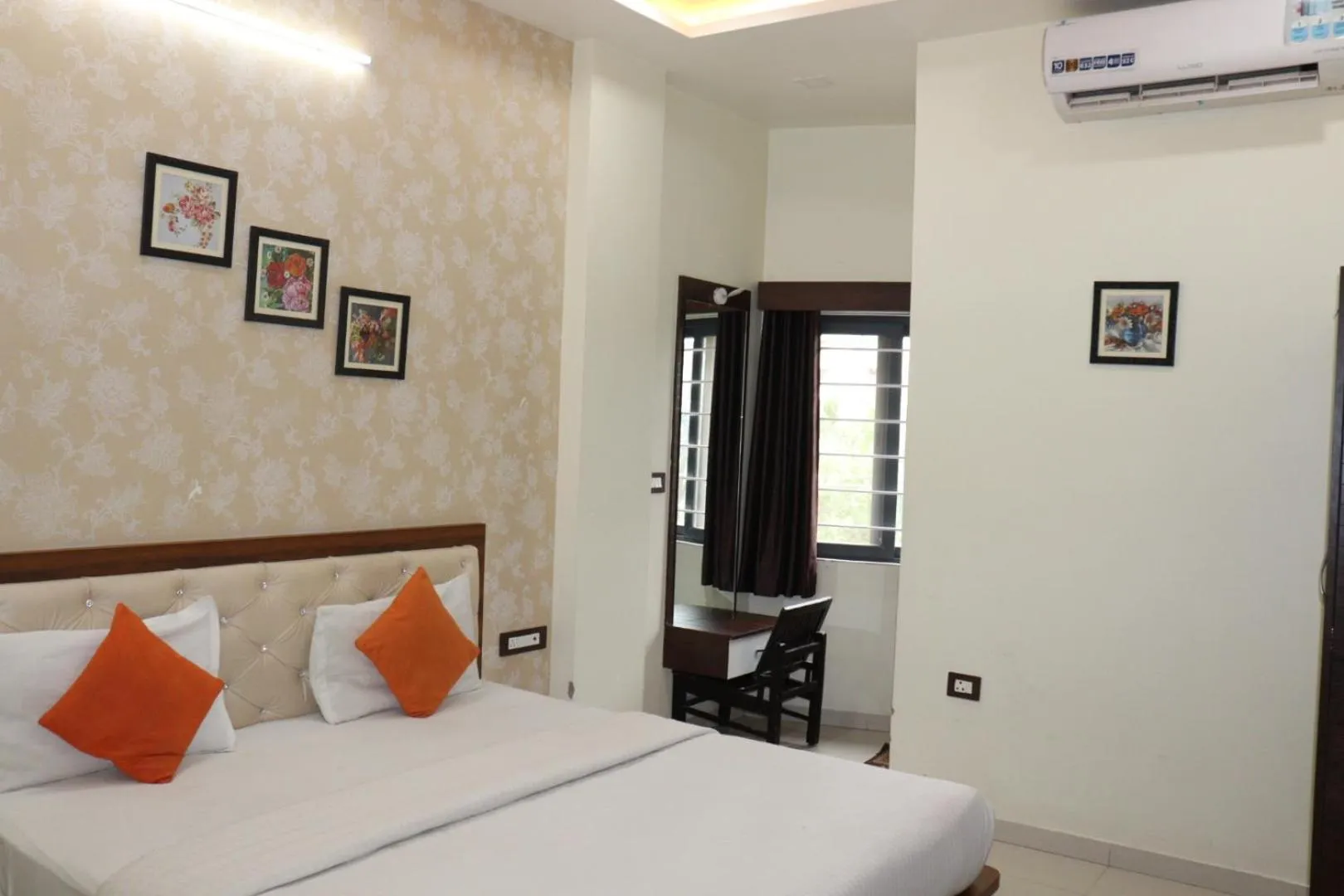 Living room, Bed in Hotel Sun Palace