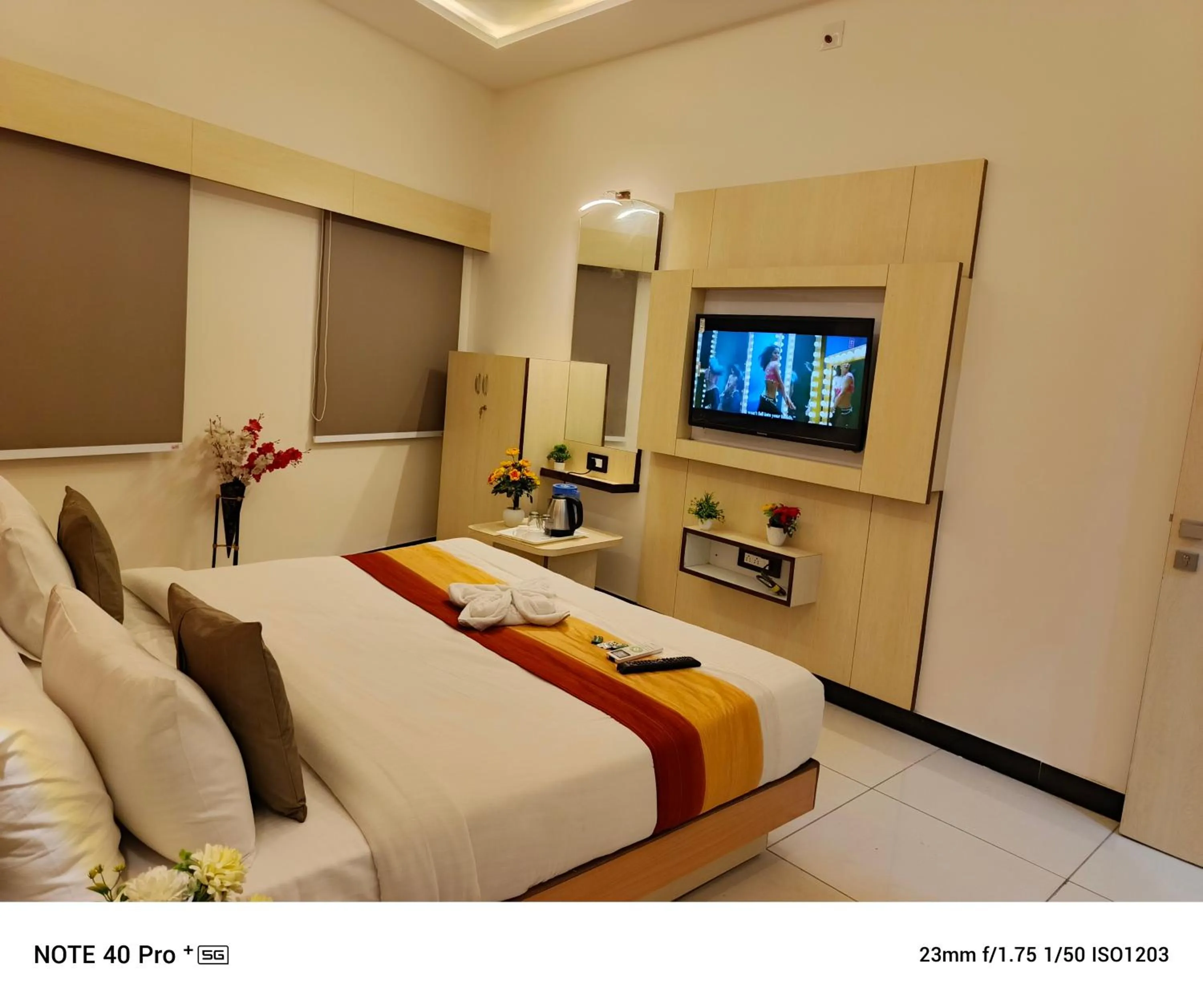 Communal lounge/ TV room, Bed in Hotel Sun Palace