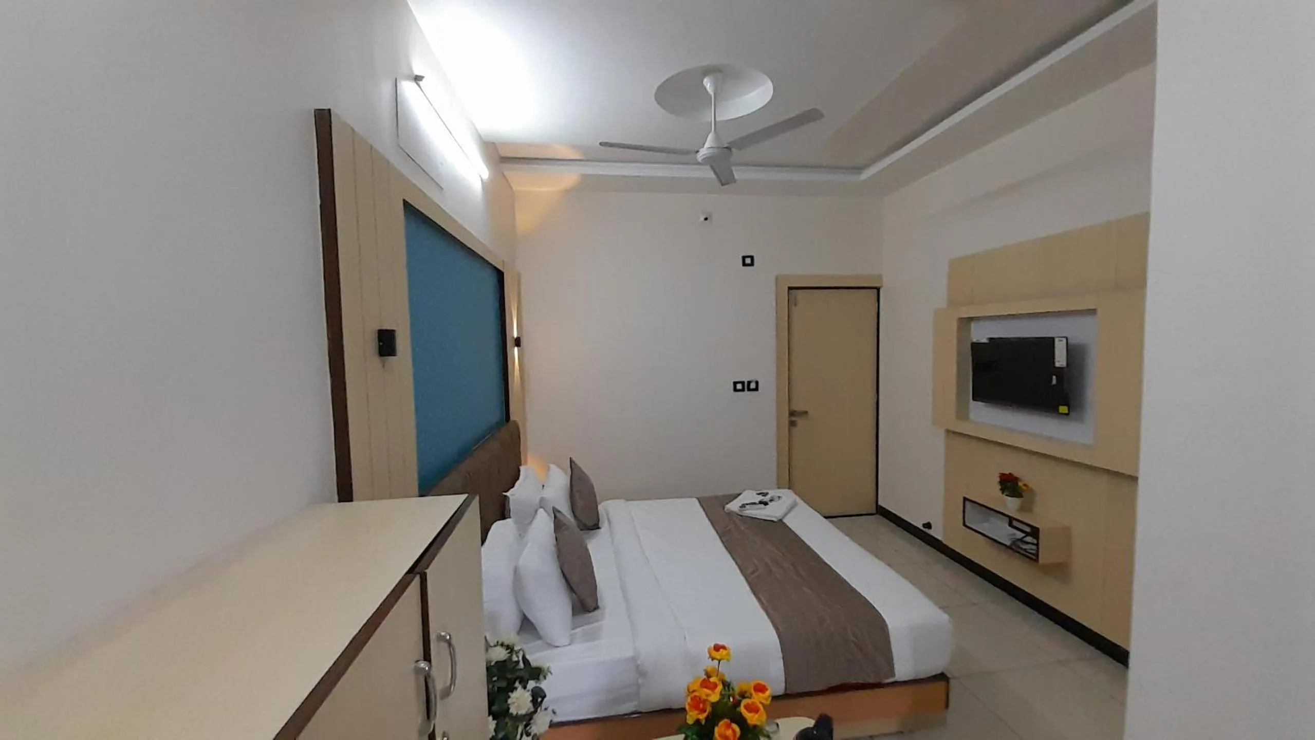 Communal lounge/ TV room, Bed in Hotel Sun Palace