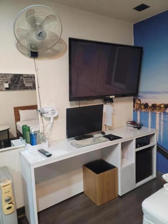 Photo of the whole room in Cozy