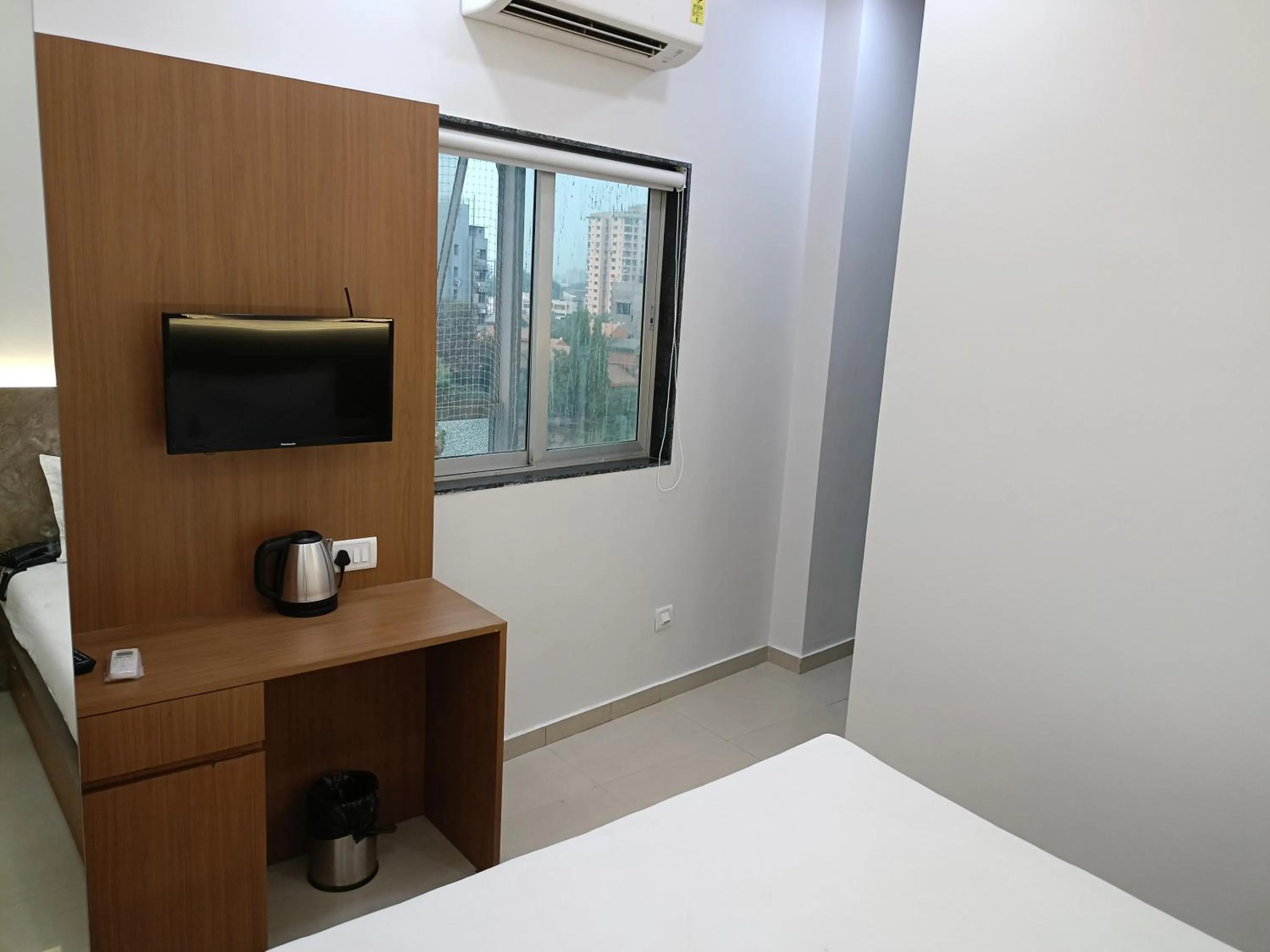 TV and multimedia, Bed in Hotel Ritz Vesu - Hotels in Vesu, Surat