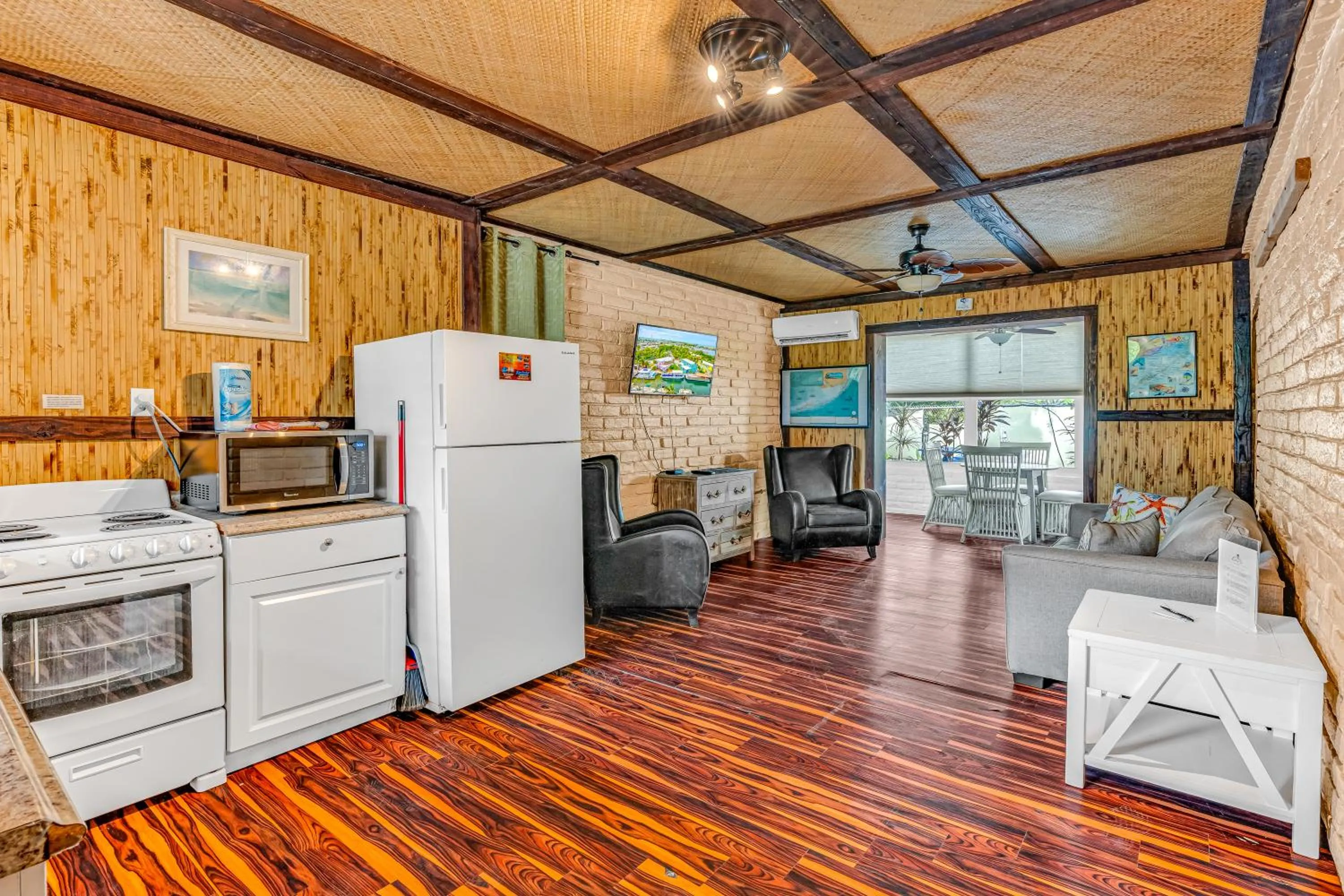 Captain Pip's Marina & Hideaway