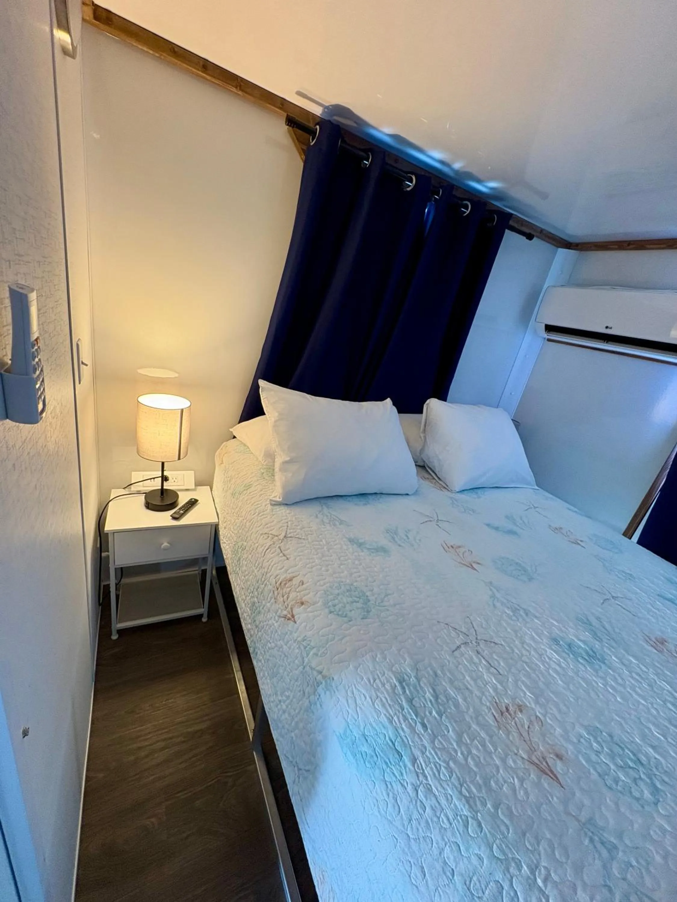 Bedroom, Bed in Captain Pip's Marina & Hideaway