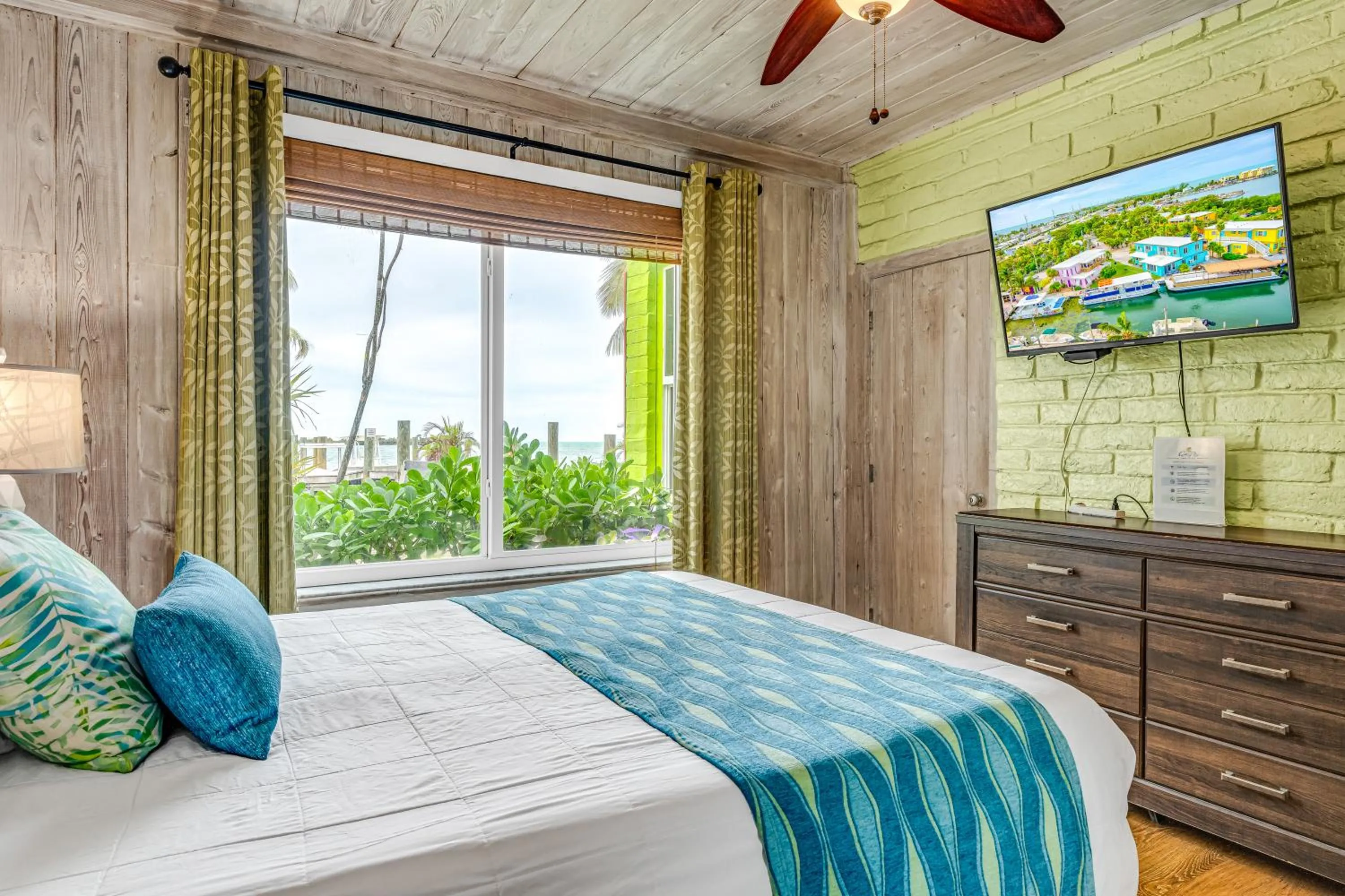 Bed in Captain Pip's Marina & Hideaway