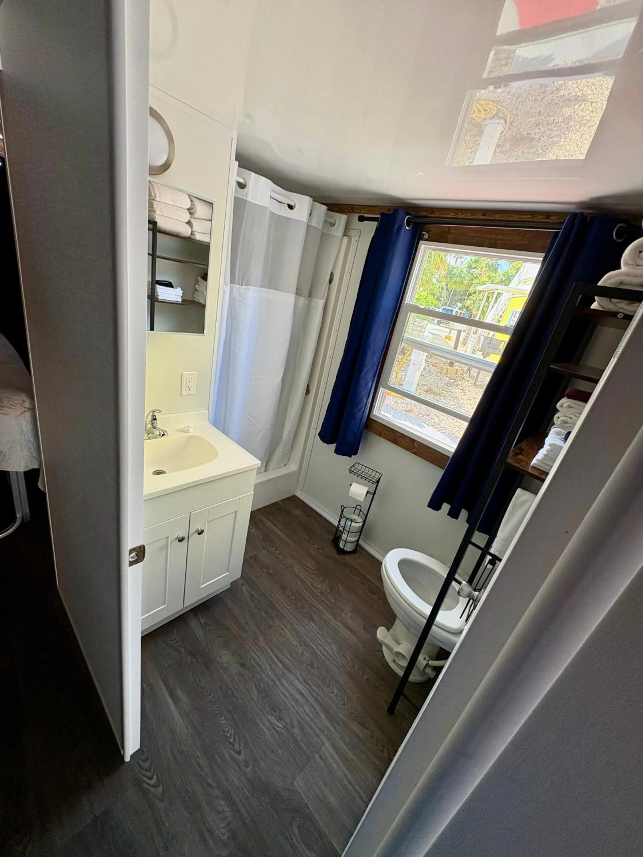 Bathroom in Captain Pip's Marina & Hideaway