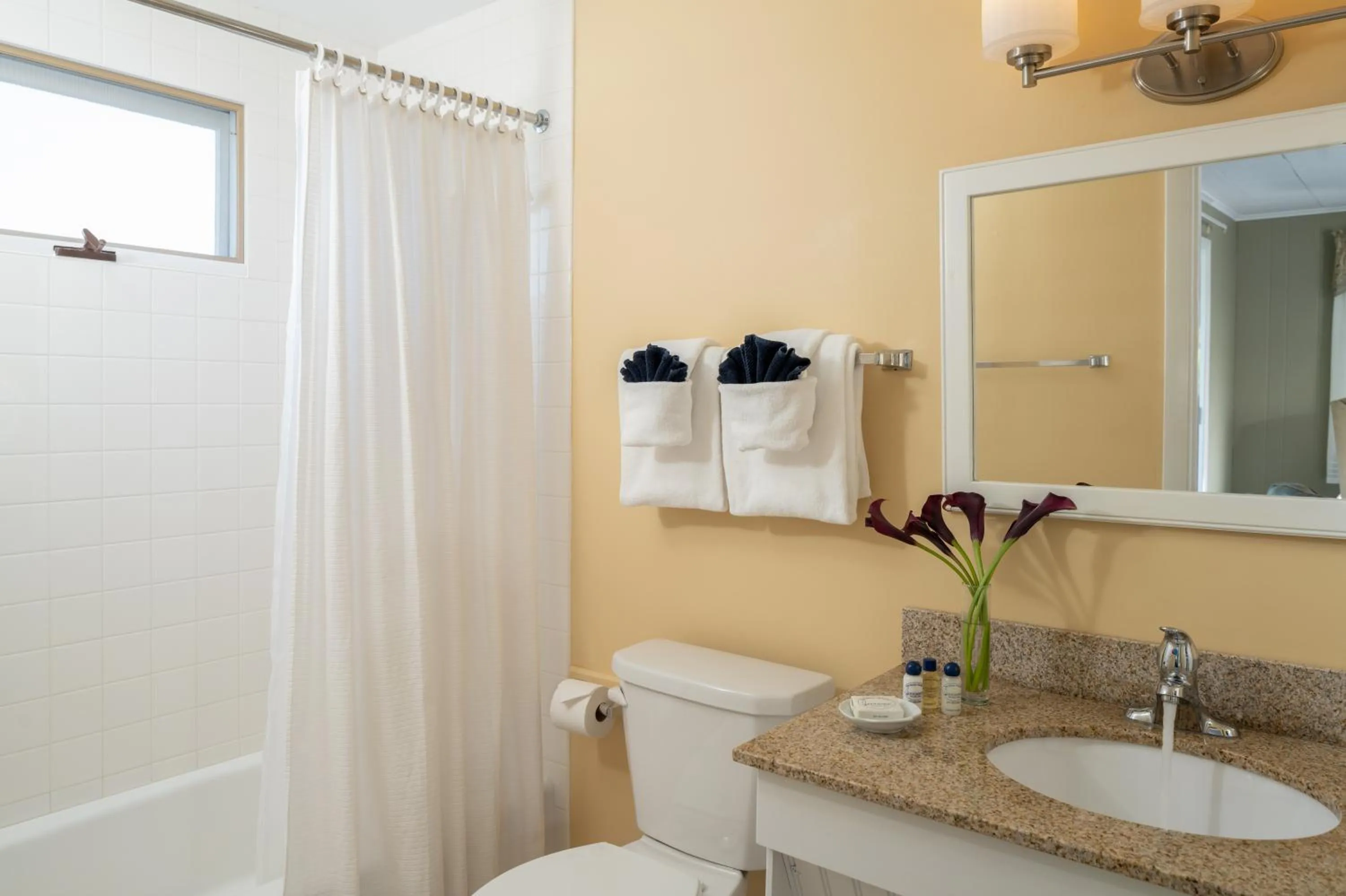 Bathroom in Dockside Guest Quarters