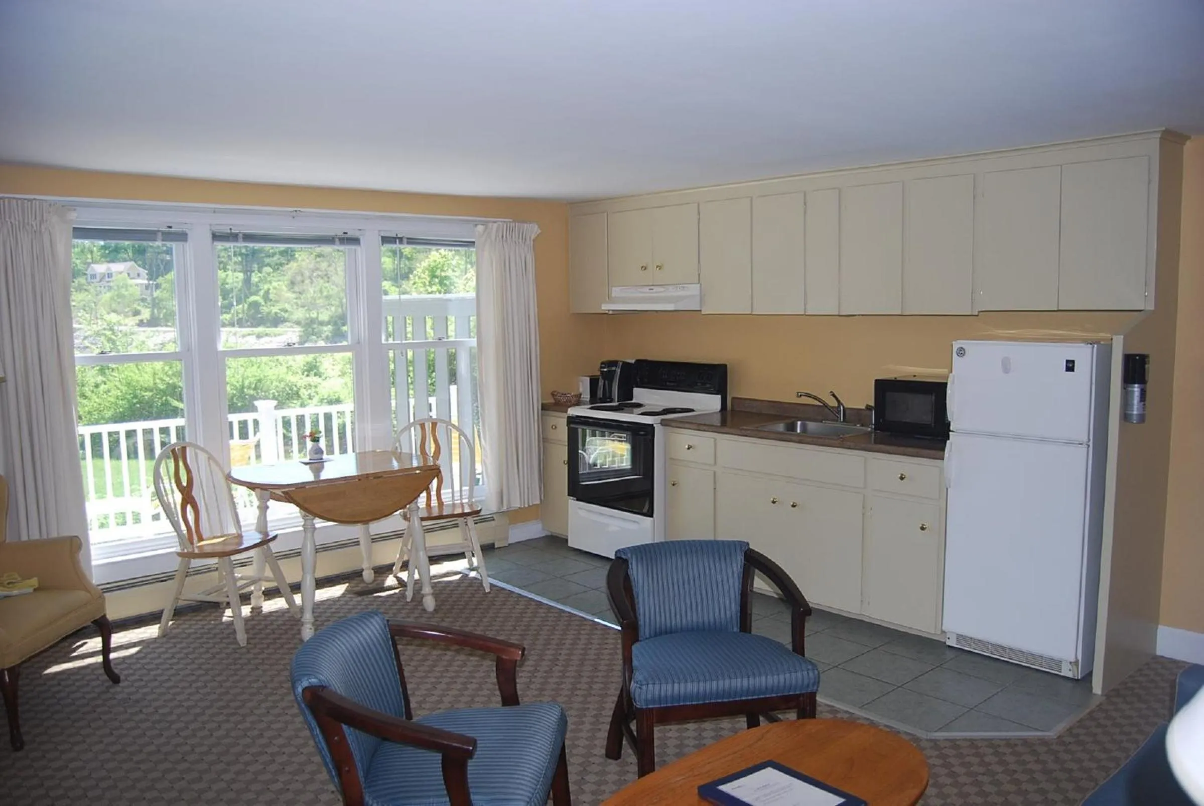 Kitchen or kitchenette in Dockside Guest Quarters