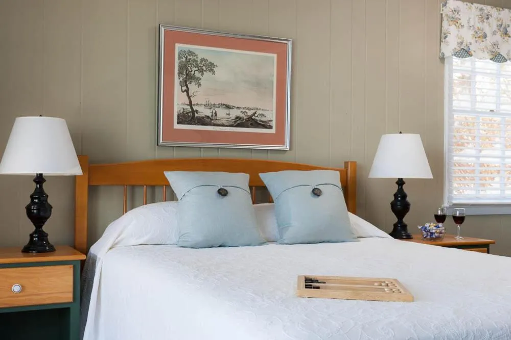 Bedroom, Bed in Dockside Guest Quarters