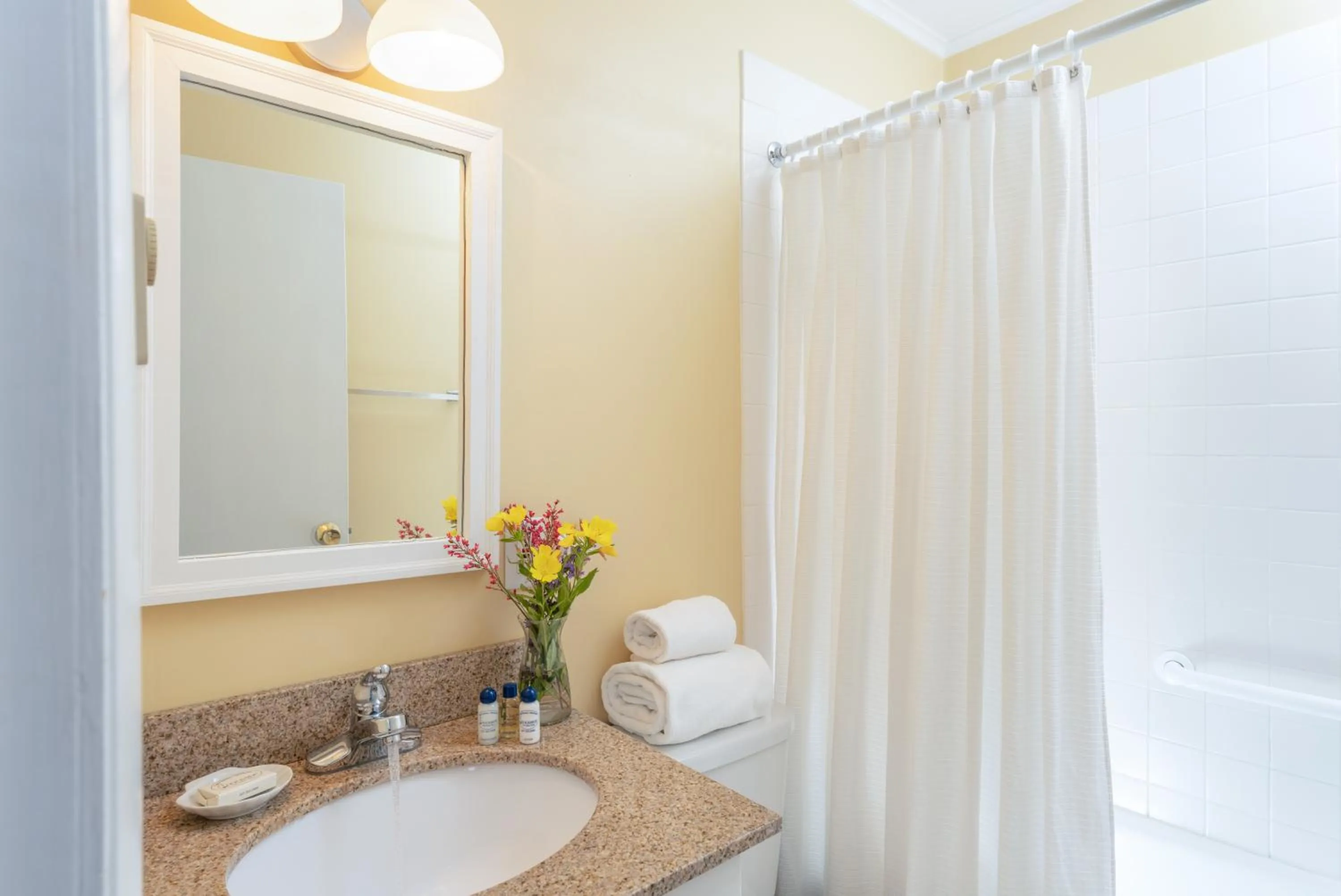 Bathroom in Dockside Guest Quarters