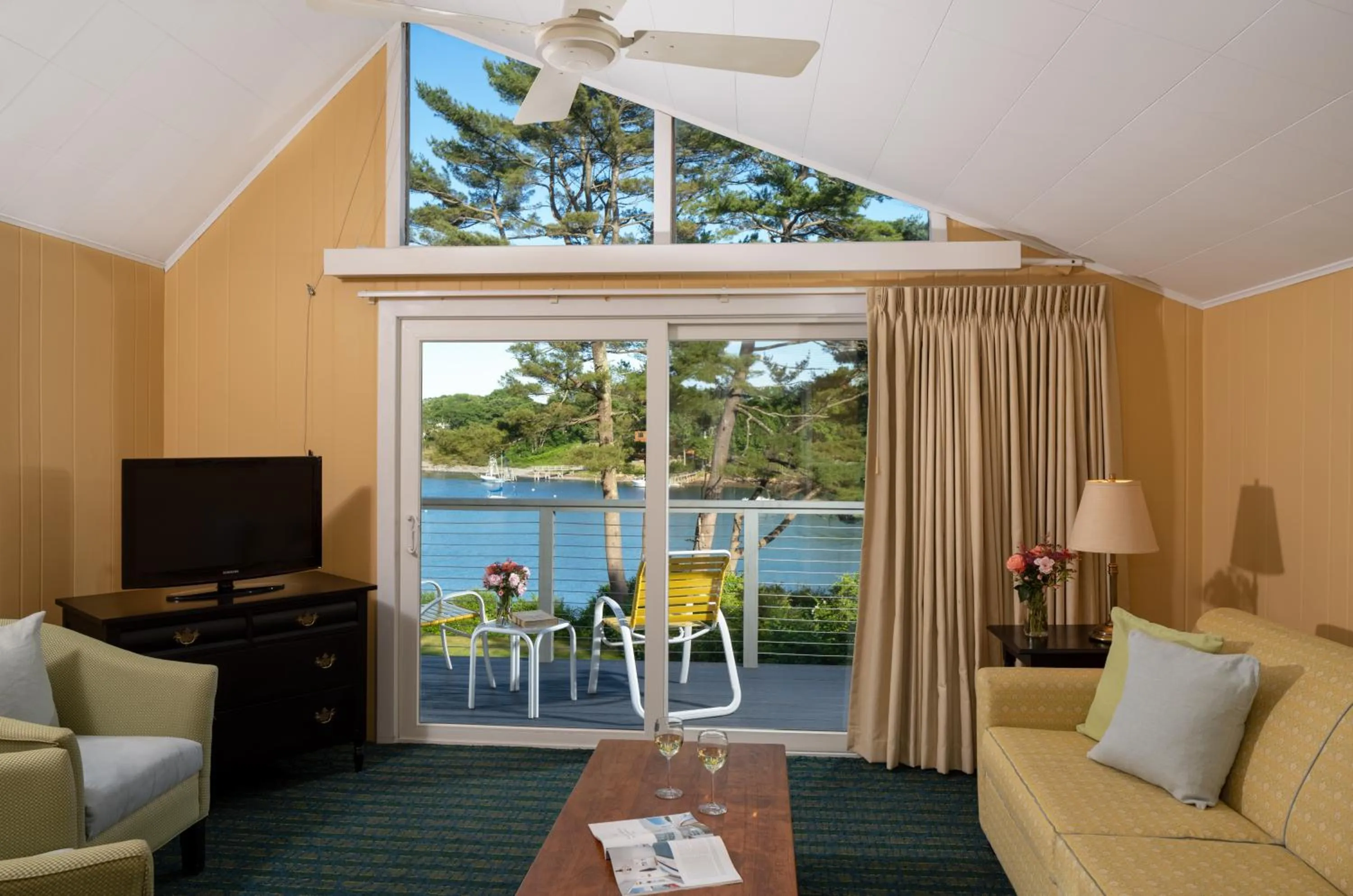 Living room in Dockside Guest Quarters