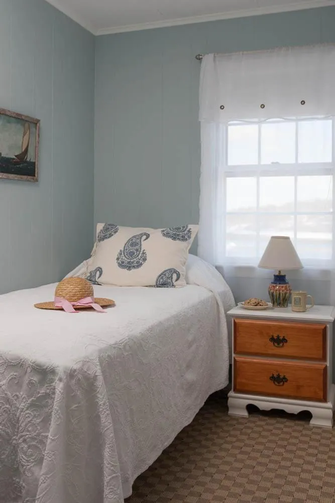 Bedroom, Bed in Dockside Guest Quarters
