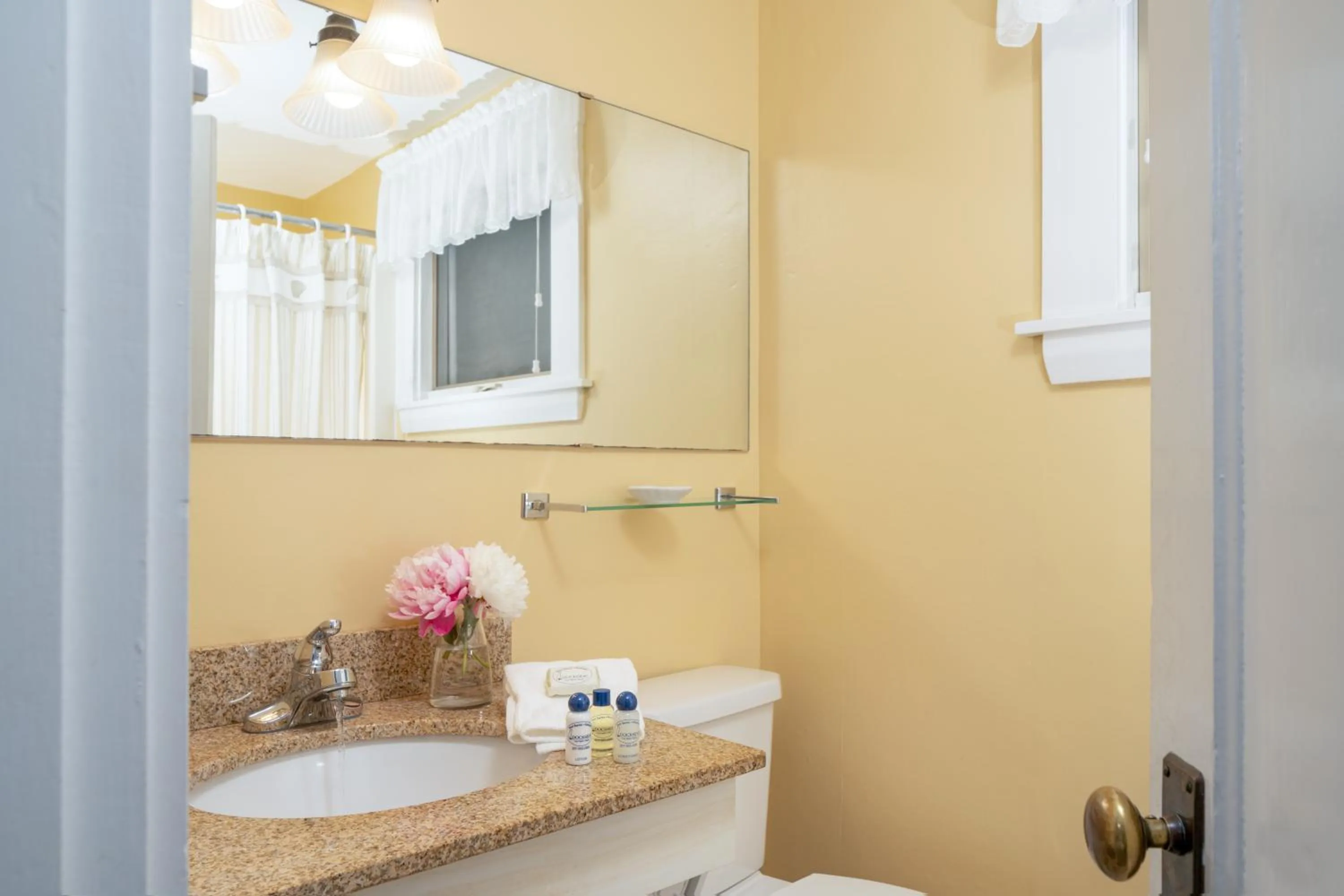 Bathroom in Dockside Guest Quarters