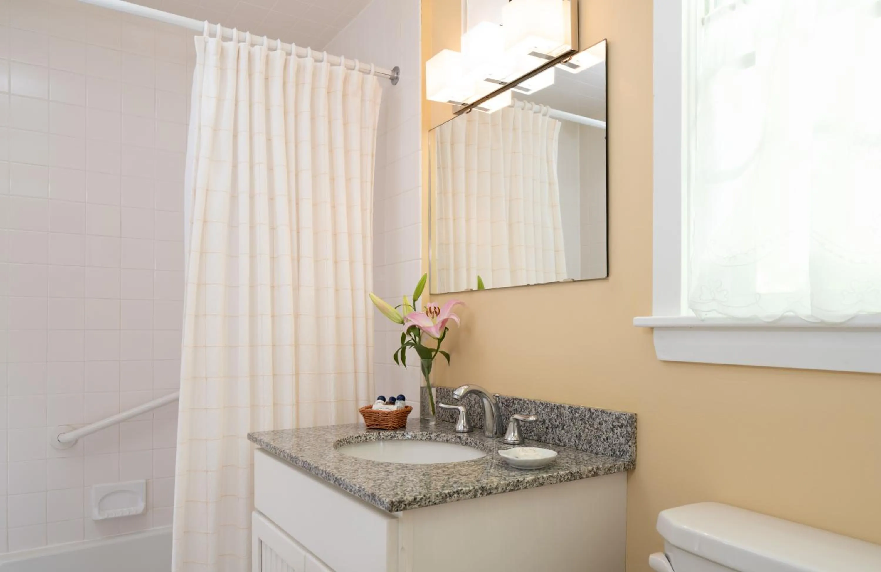 Bathroom in Dockside Guest Quarters