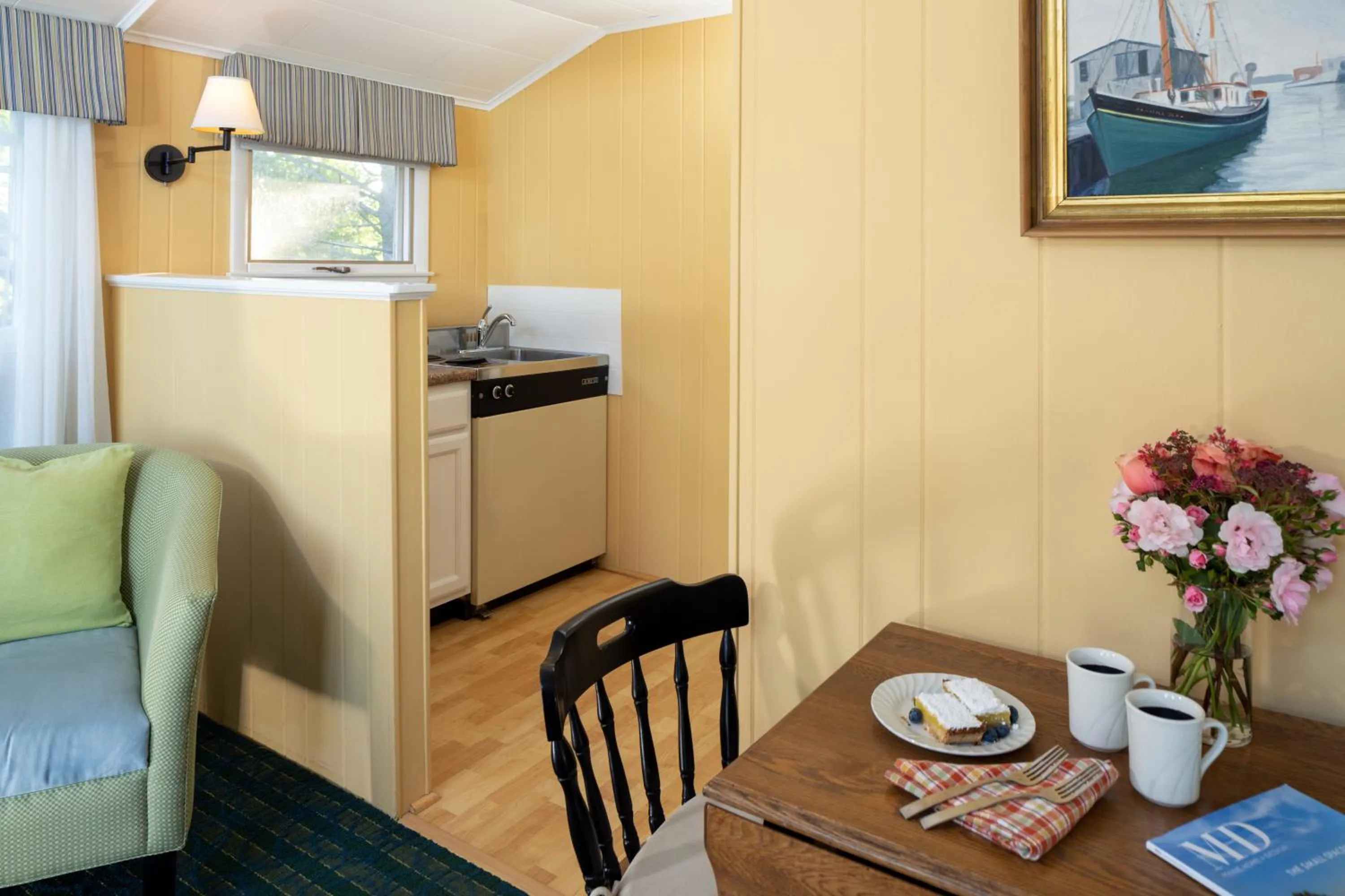 Kitchen or kitchenette in Dockside Guest Quarters