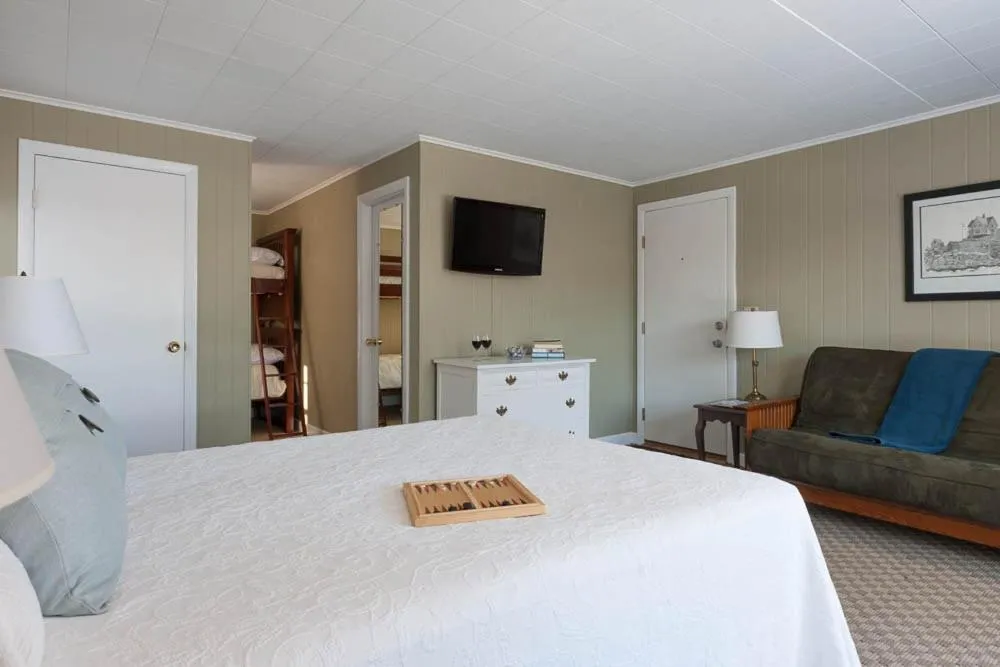 Bedroom, Bed in Dockside Guest Quarters