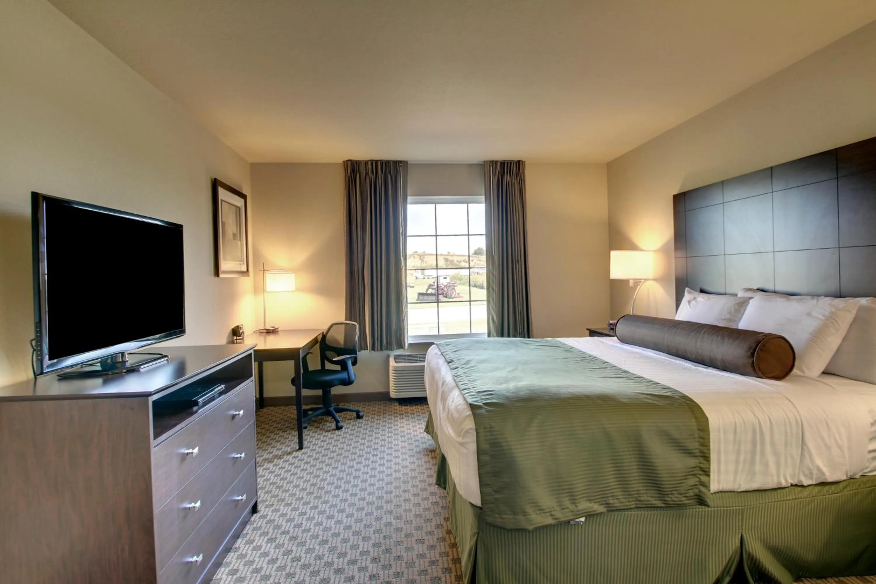 TV and multimedia, Bed in Cobblestone Inn & Suites - Avoca