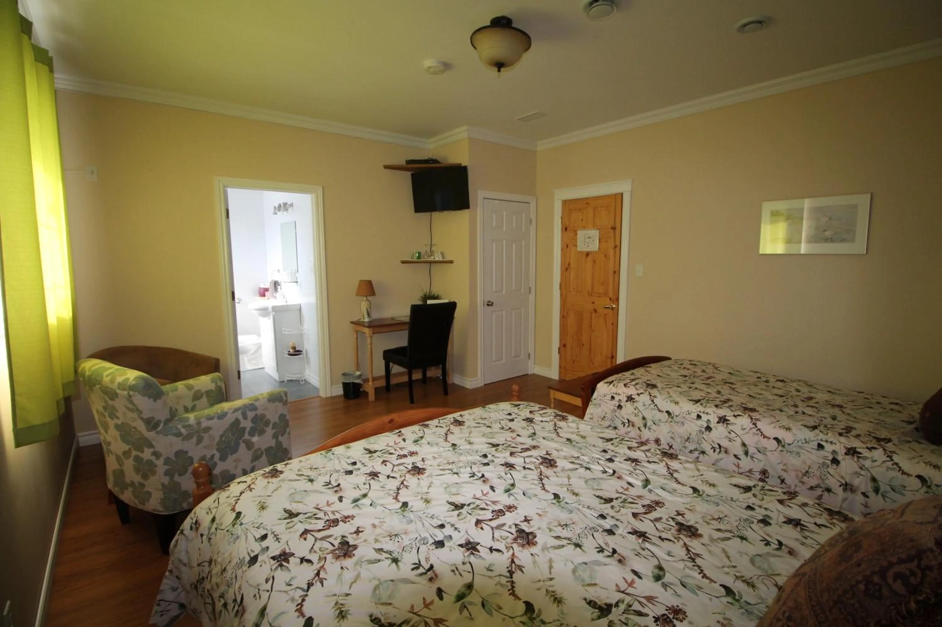 Photo of the whole room, Bed in The Fiddle and the Sea Bed and Breakfast