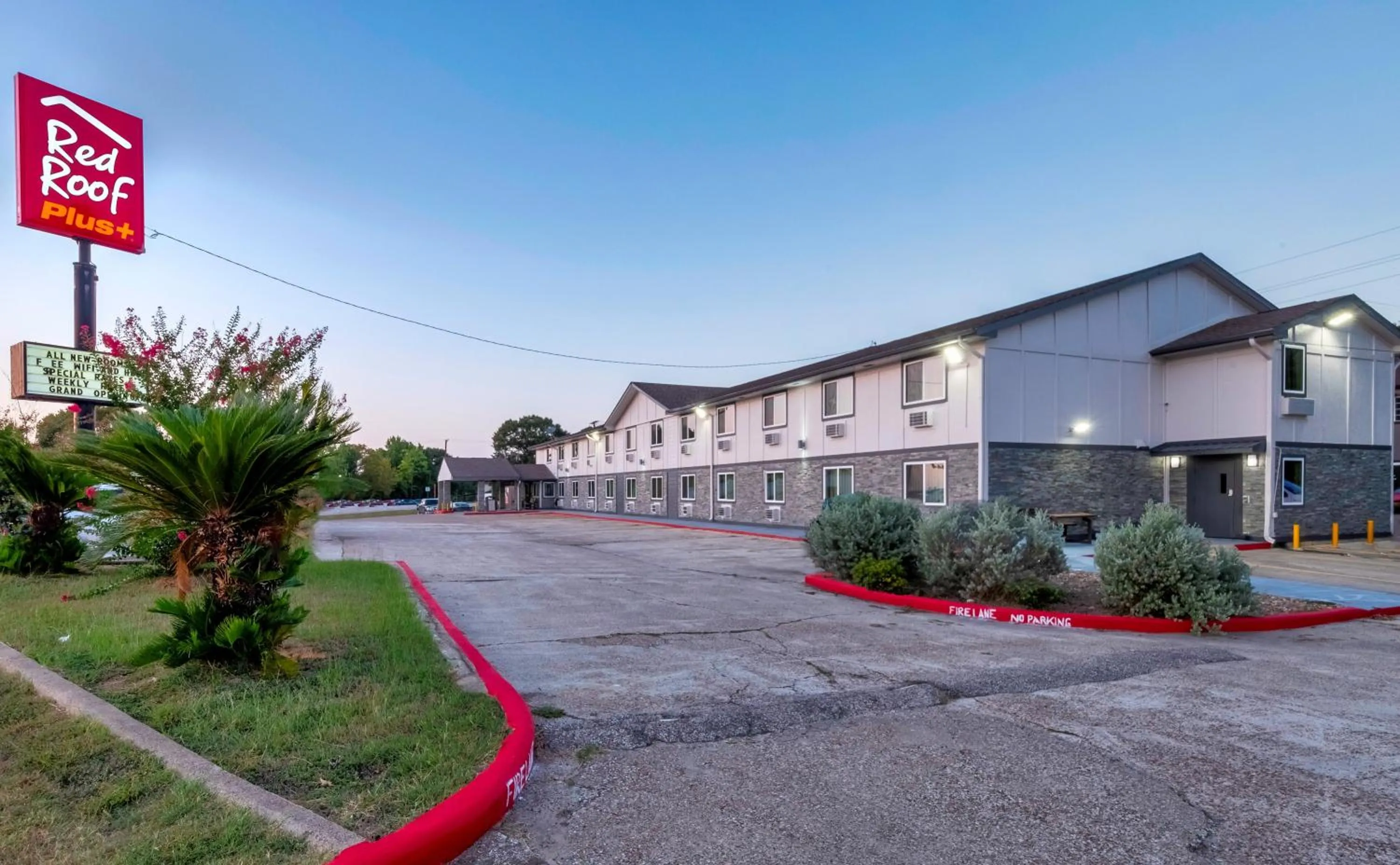 Property building in Red Roof Inn PLUS+ Huntsville