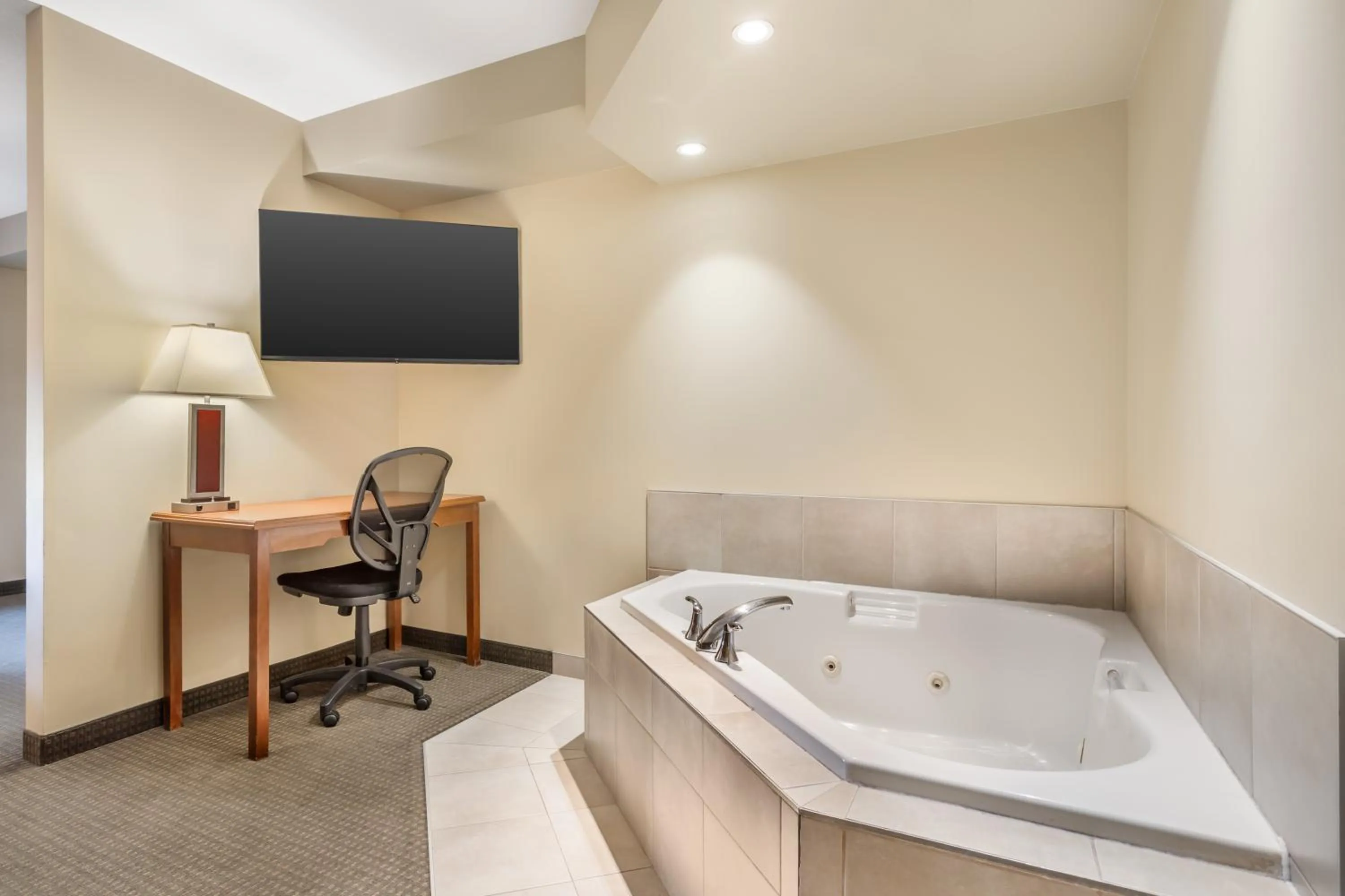 Bath in Best Western Plus Service Inn & Suites