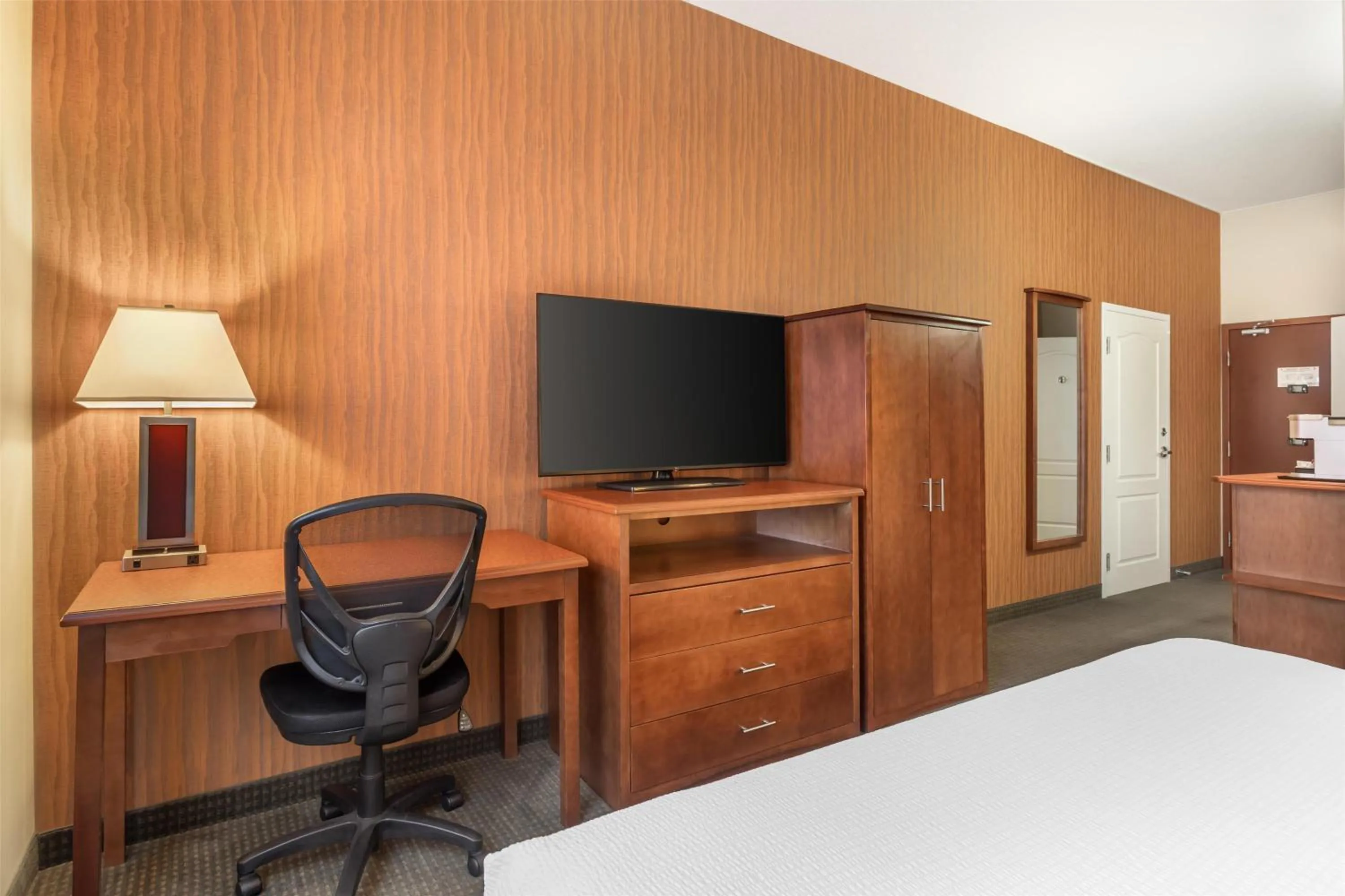 Bedroom, Bed in Best Western Plus Service Inn & Suites