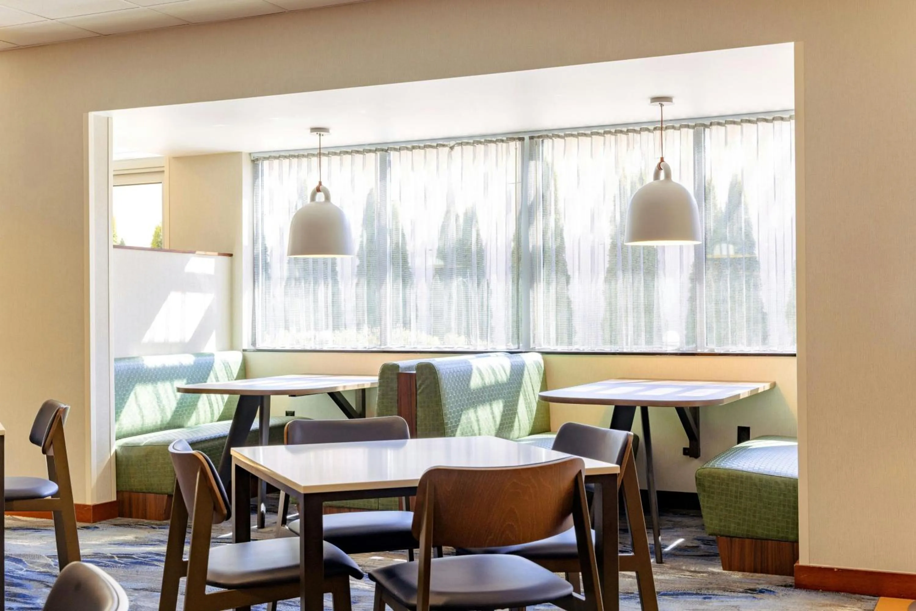 Breakfast in Fairfield Inn & Suites by Marriott Springfield Northampton/Amherst