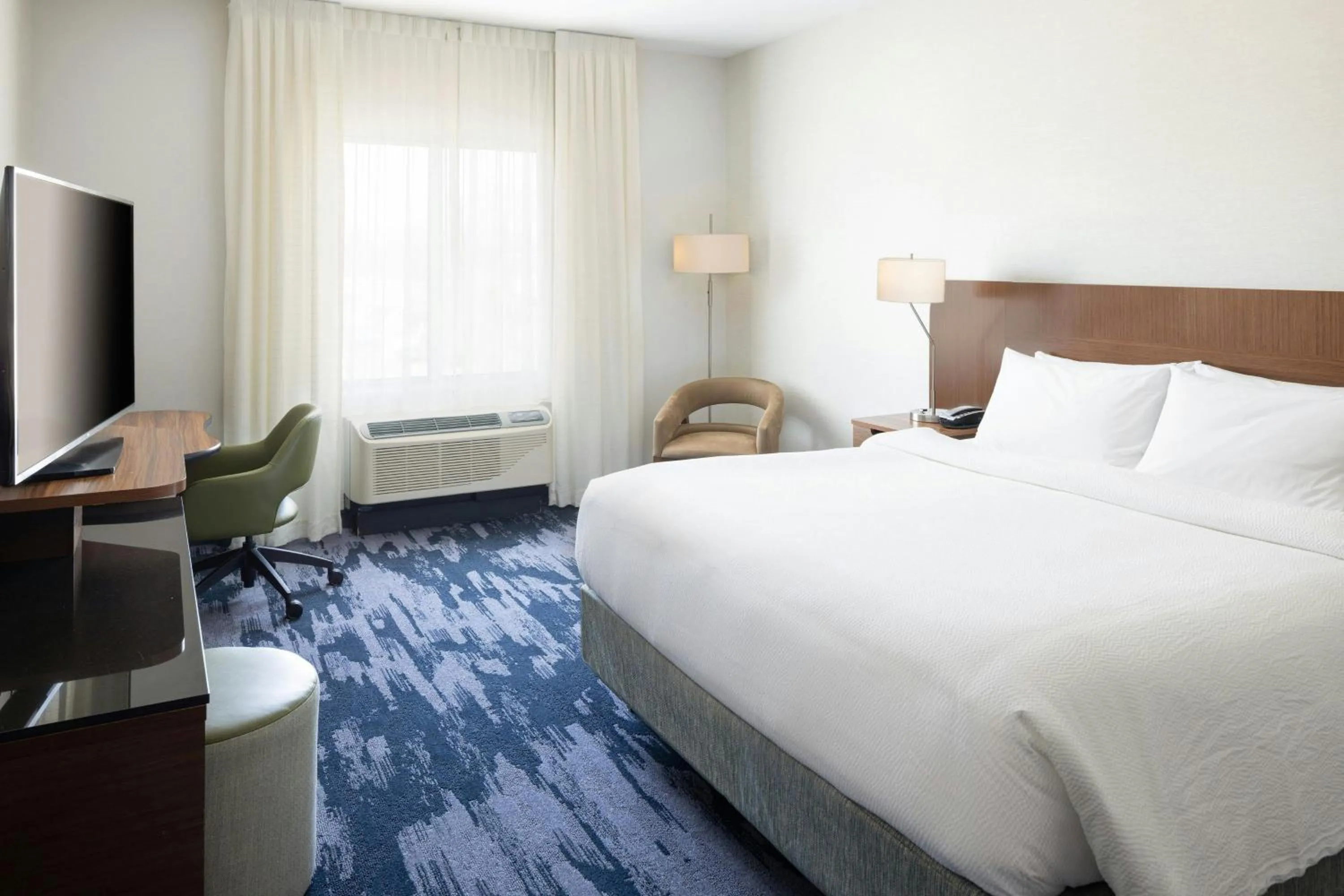 Bedroom, Bed in Fairfield Inn & Suites by Marriott Springfield Northampton/Amherst