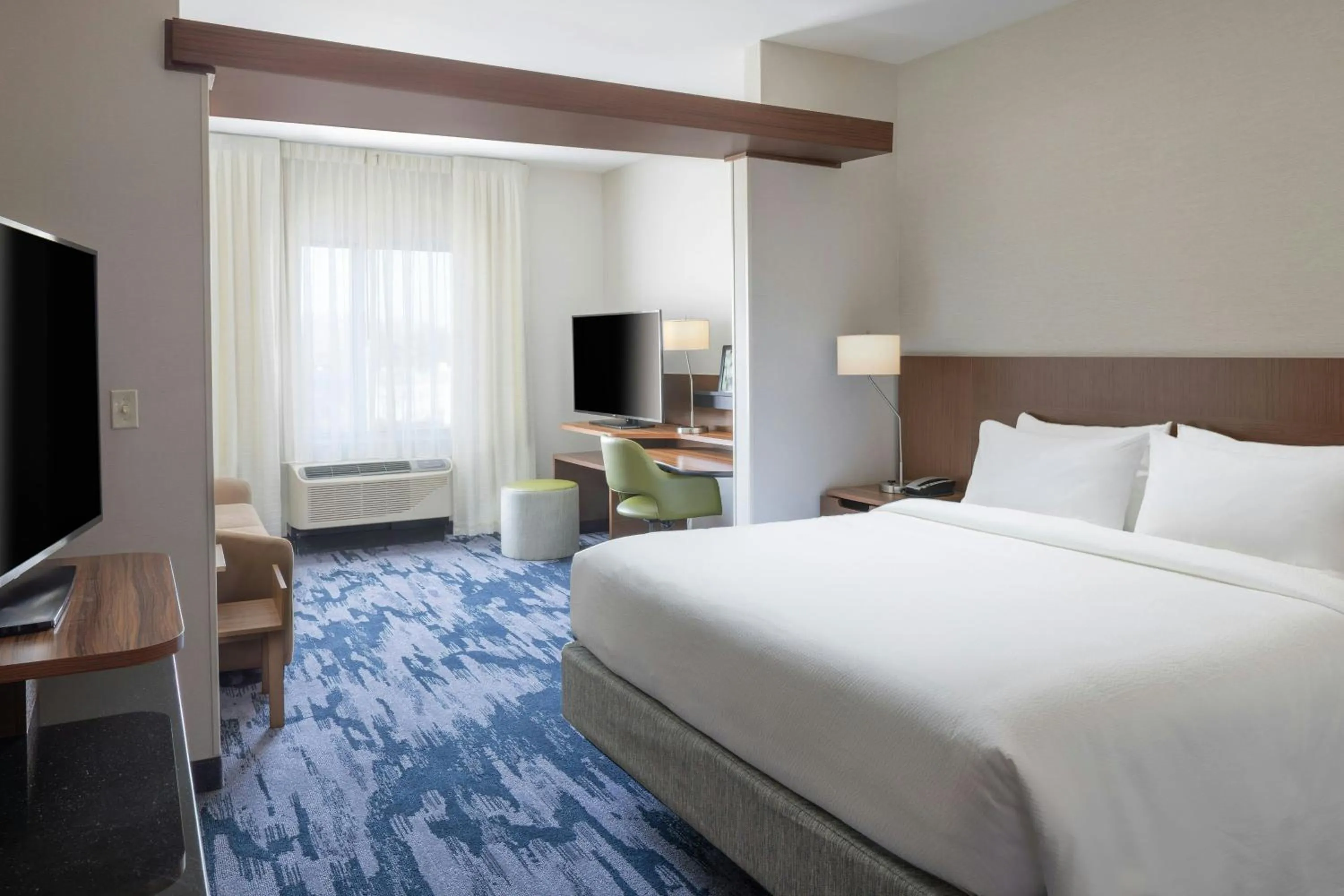 Bedroom, Bed in Fairfield Inn & Suites by Marriott Springfield Northampton/Amherst