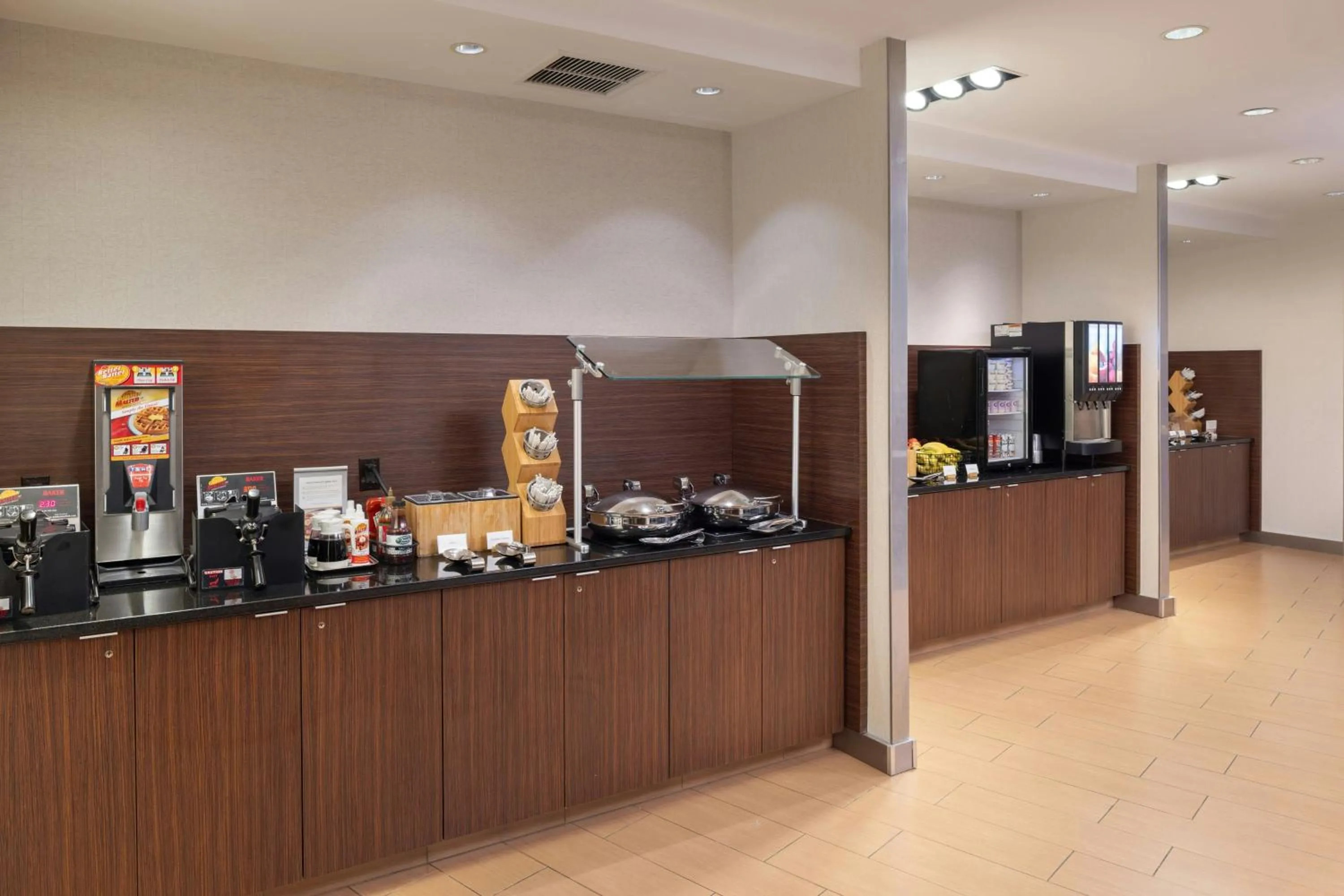 Breakfast in Fairfield Inn & Suites by Marriott Springfield Northampton/Amherst