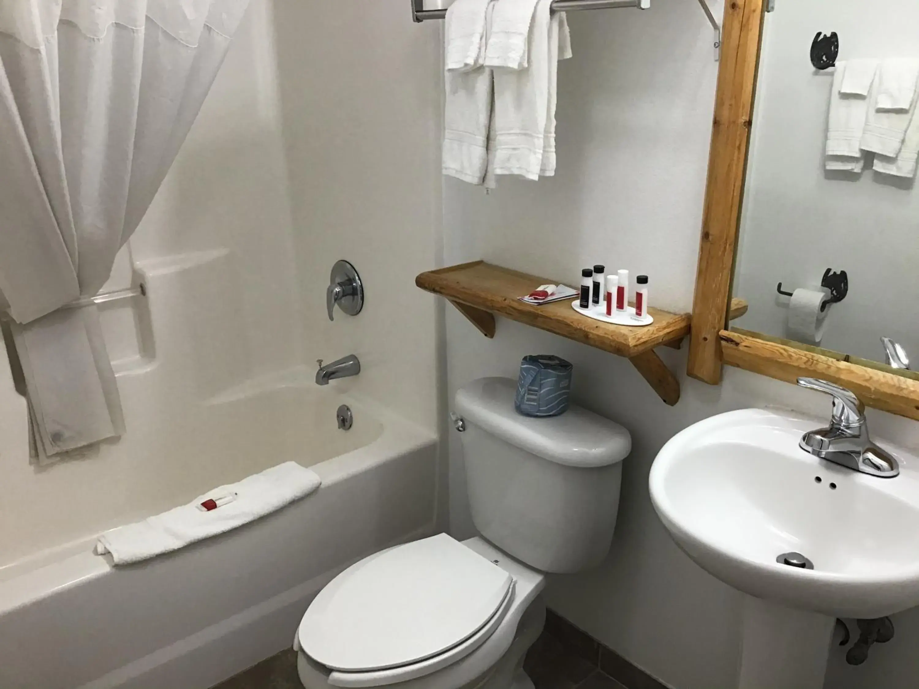 Deluxe Room with One Queen Bed and One King Bed - Non-Smoking in Super 8 by Wyndham Powell Deluxe Room with One Queen Bed and One King Bed - Non-Smoking in Super 8 by Wyndham Powell