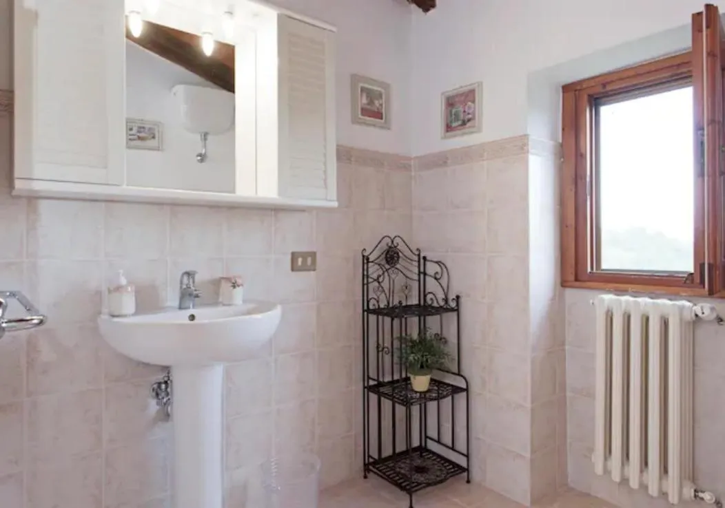 Bathroom in La Favilletta Casa Vacanze