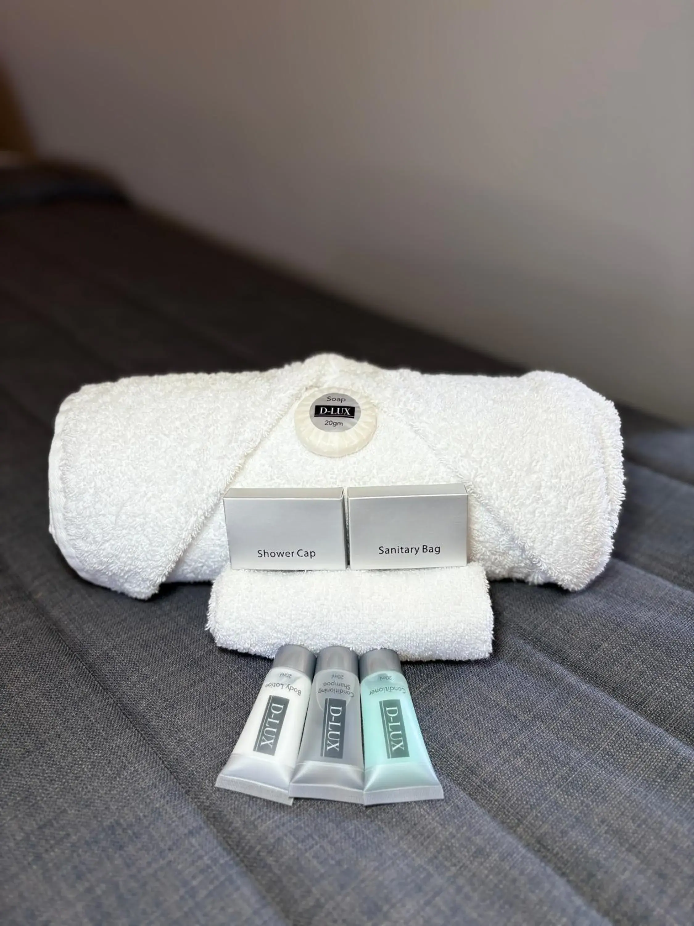 Queen Room in The Mayfair Emerald Queen Room in The Mayfair Emerald