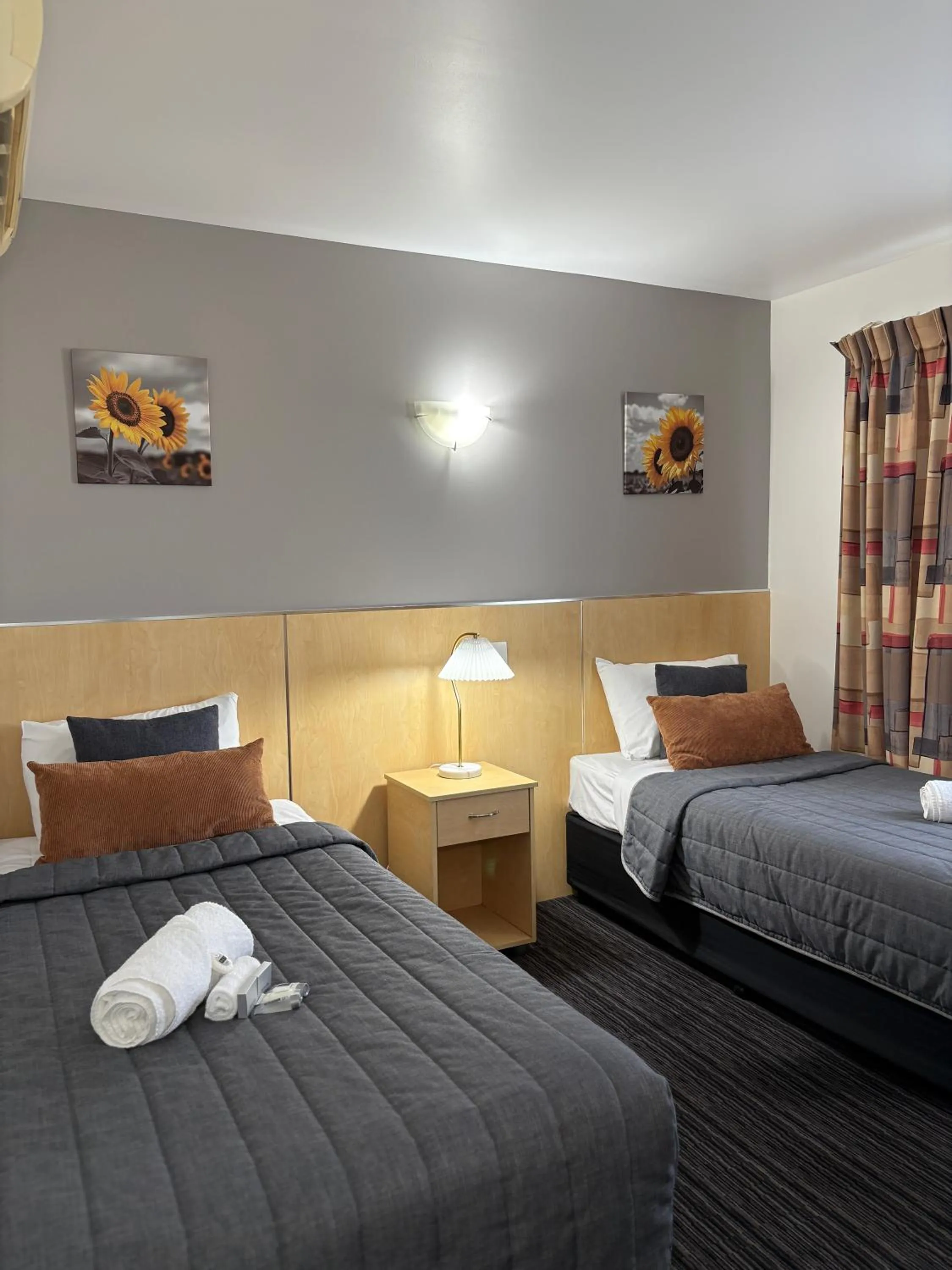 Bedroom, Bed in The Mayfair Emerald