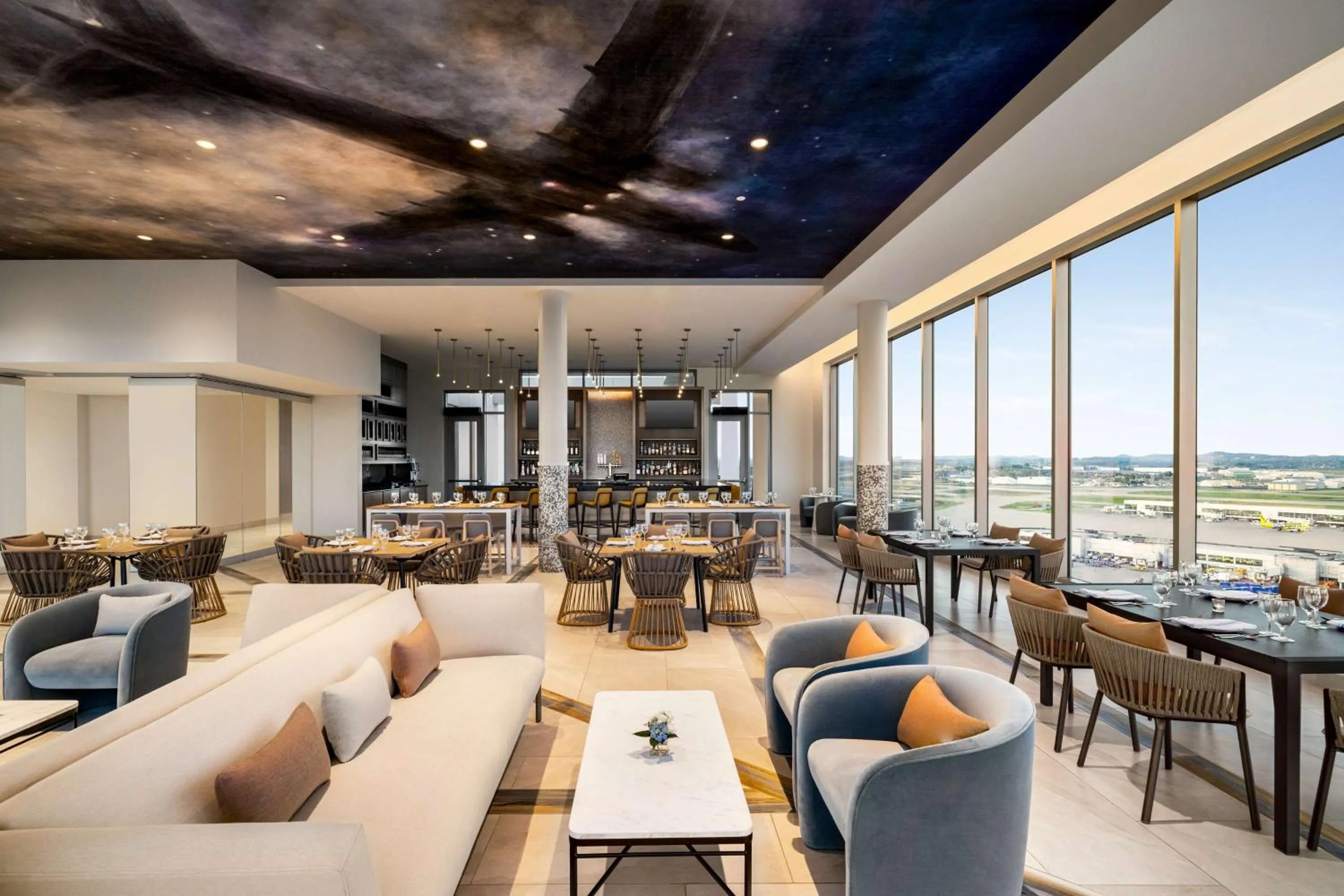 Lounge or bar in Hilton BNA Nashville Airport Terminal