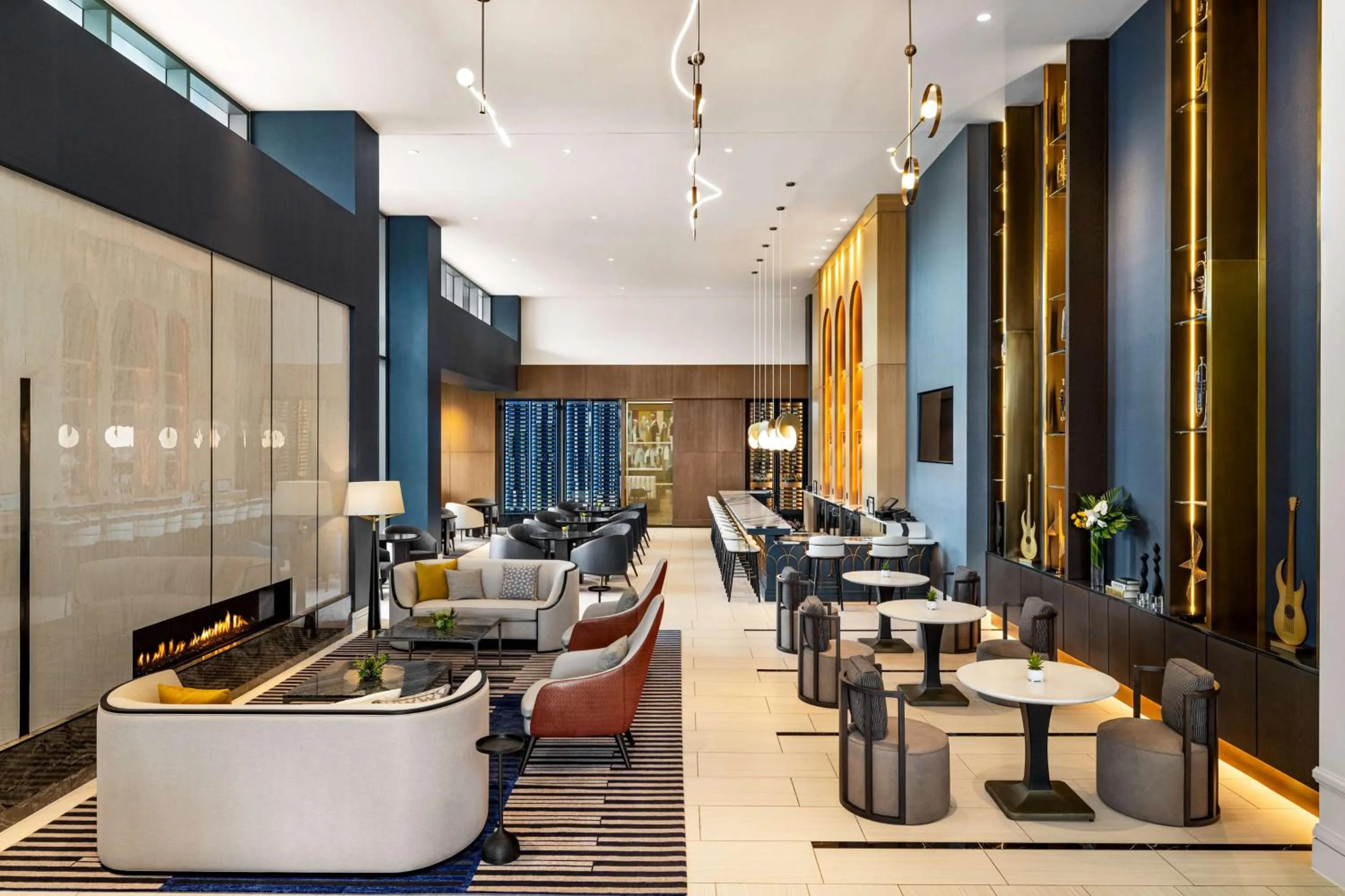 Communal lounge/ TV room in Hilton BNA Nashville Airport Terminal