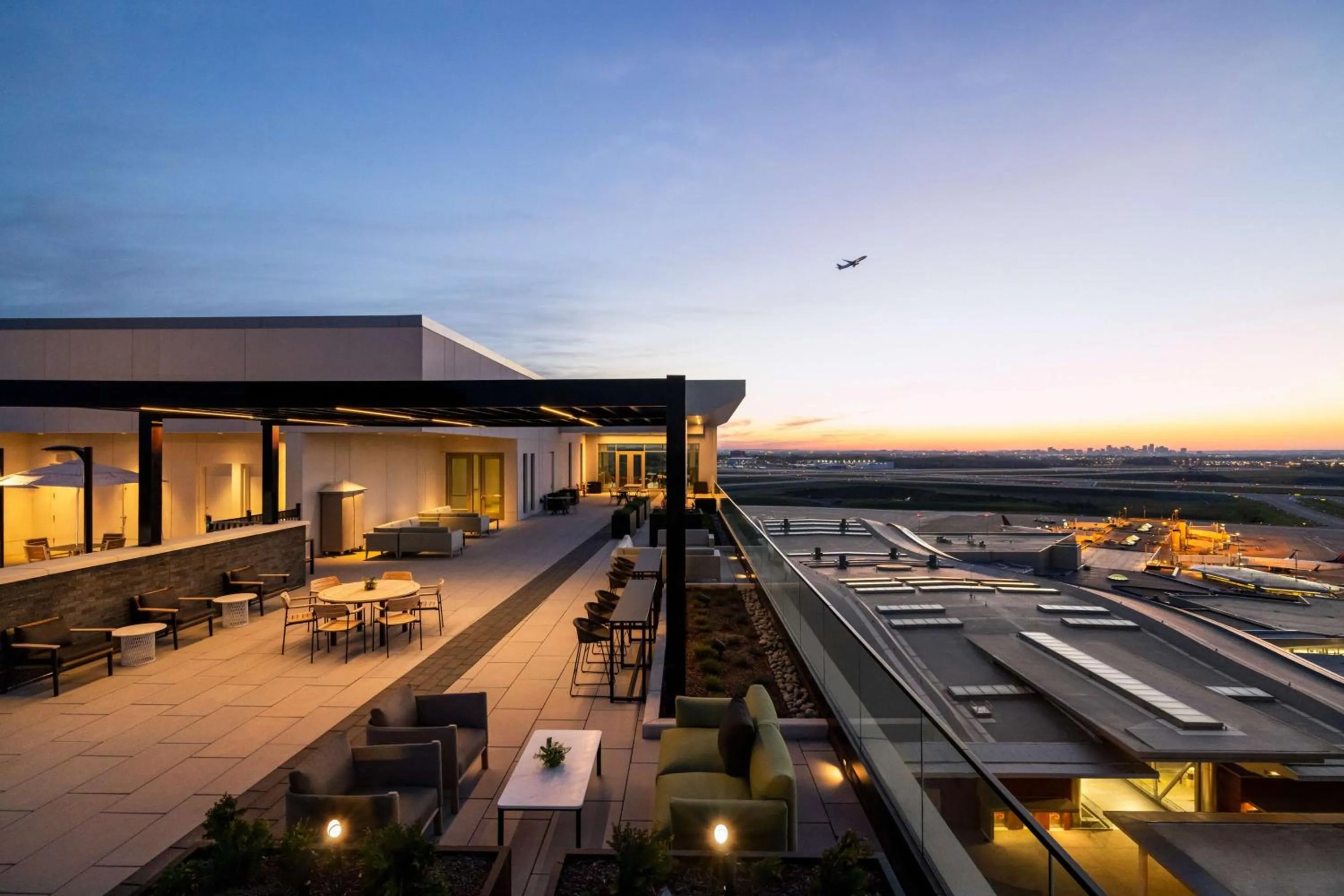 Lounge or bar in Hilton BNA Nashville Airport Terminal