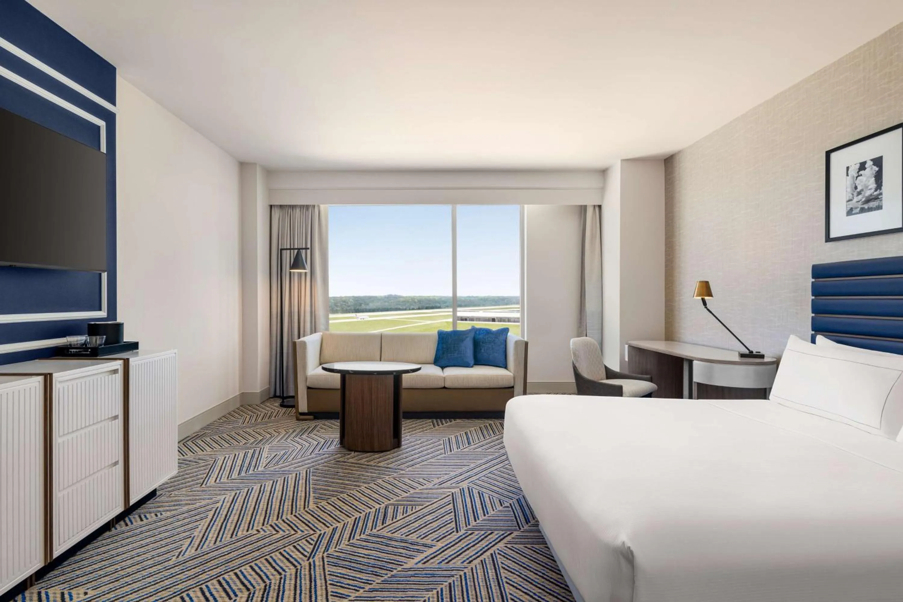 Living room, Bed in Hilton BNA Nashville Airport Terminal