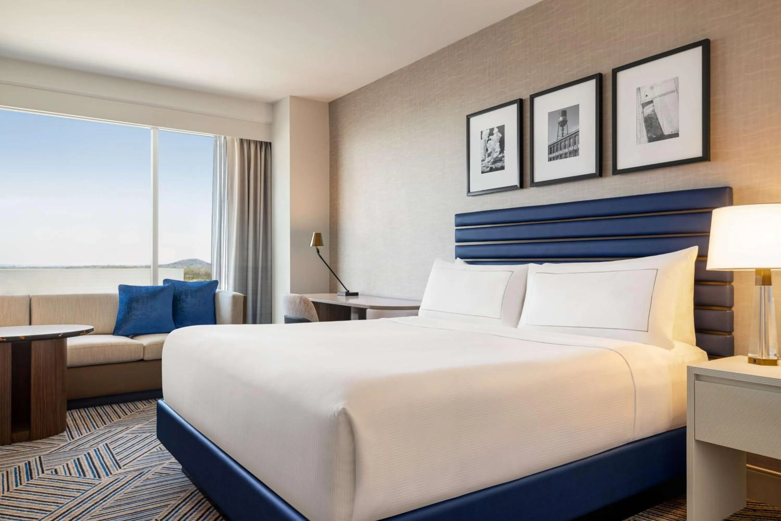 Living room, Bed in Hilton BNA Nashville Airport Terminal