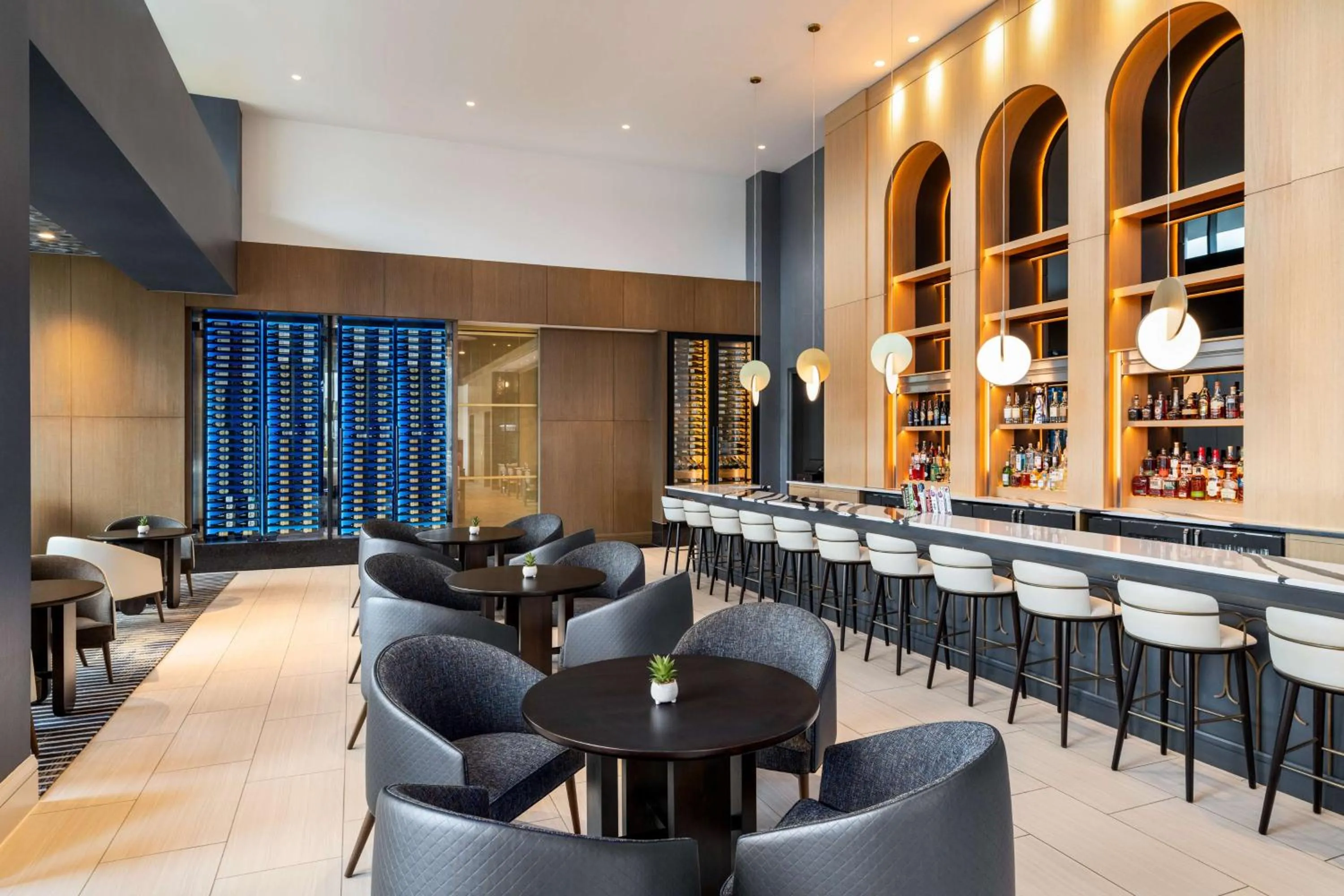 Communal lounge/ TV room in Hilton BNA Nashville Airport Terminal