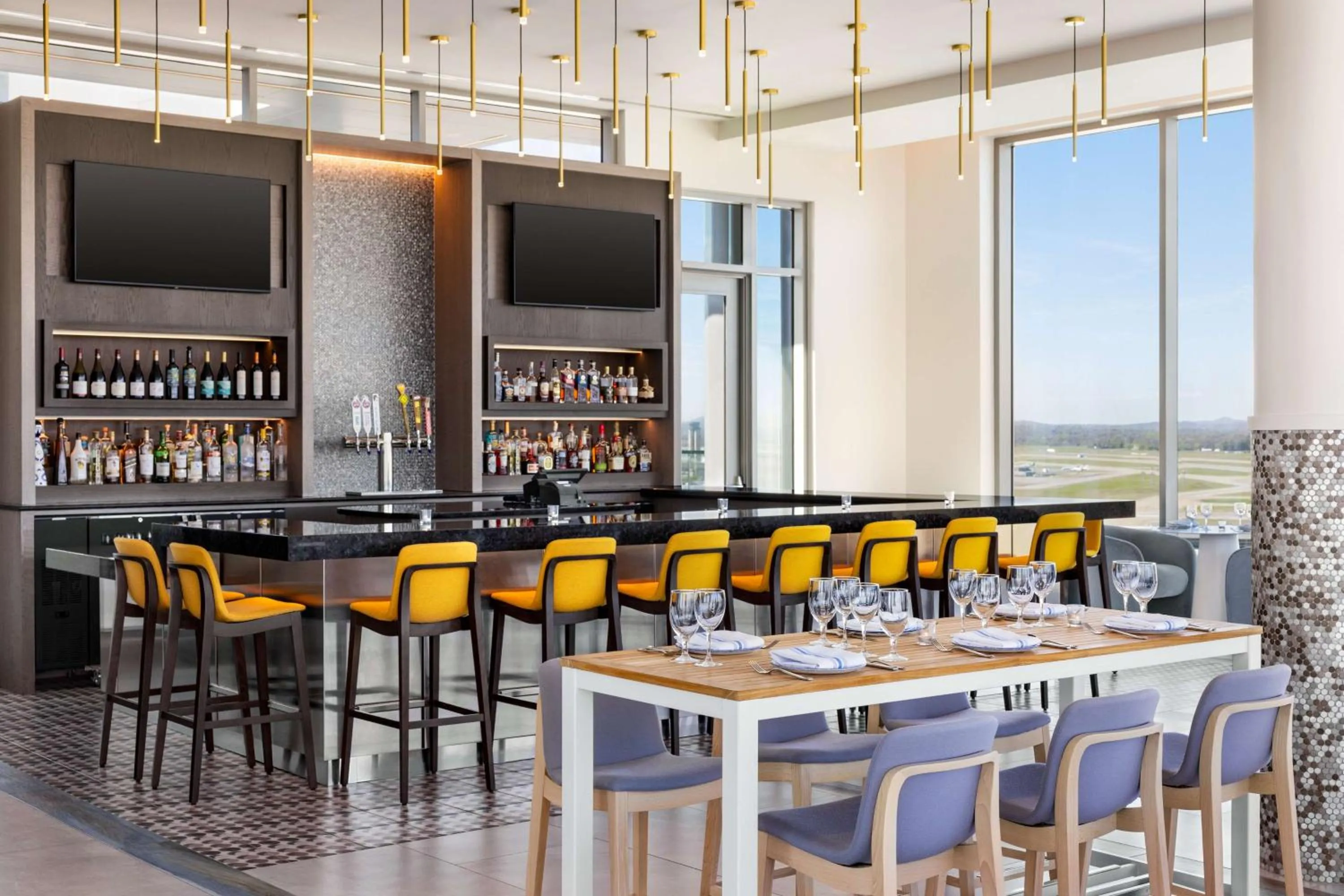 Lounge or bar in Hilton BNA Nashville Airport Terminal