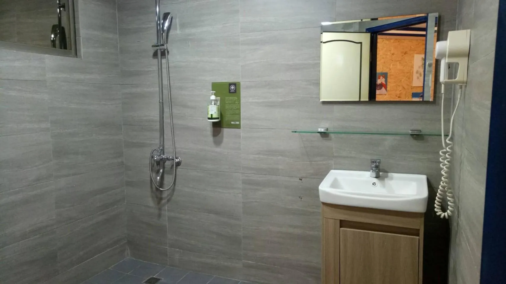 Shower in @ Tainan Inn