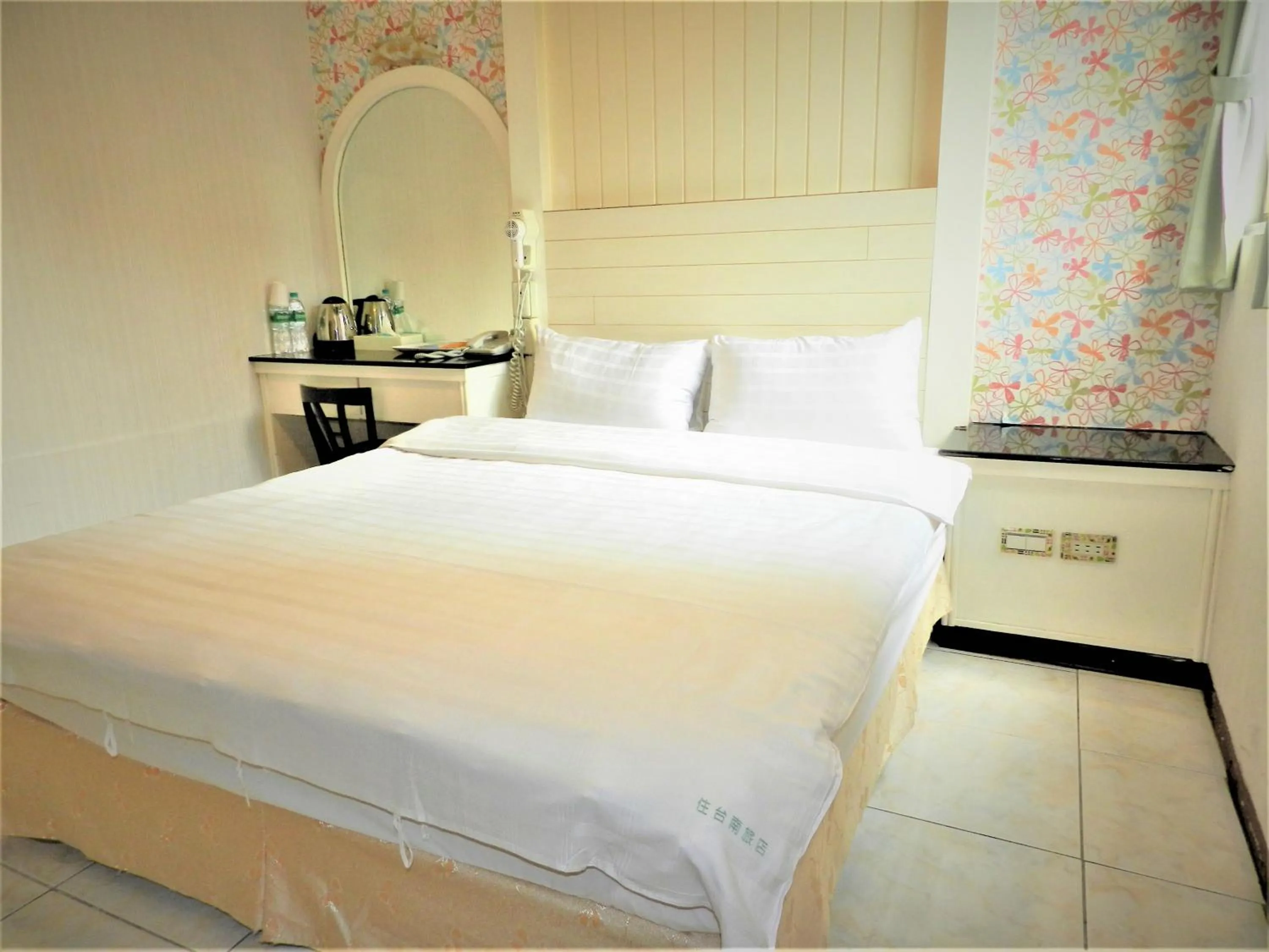 Photo of the whole room, Bed in @ Tainan Inn